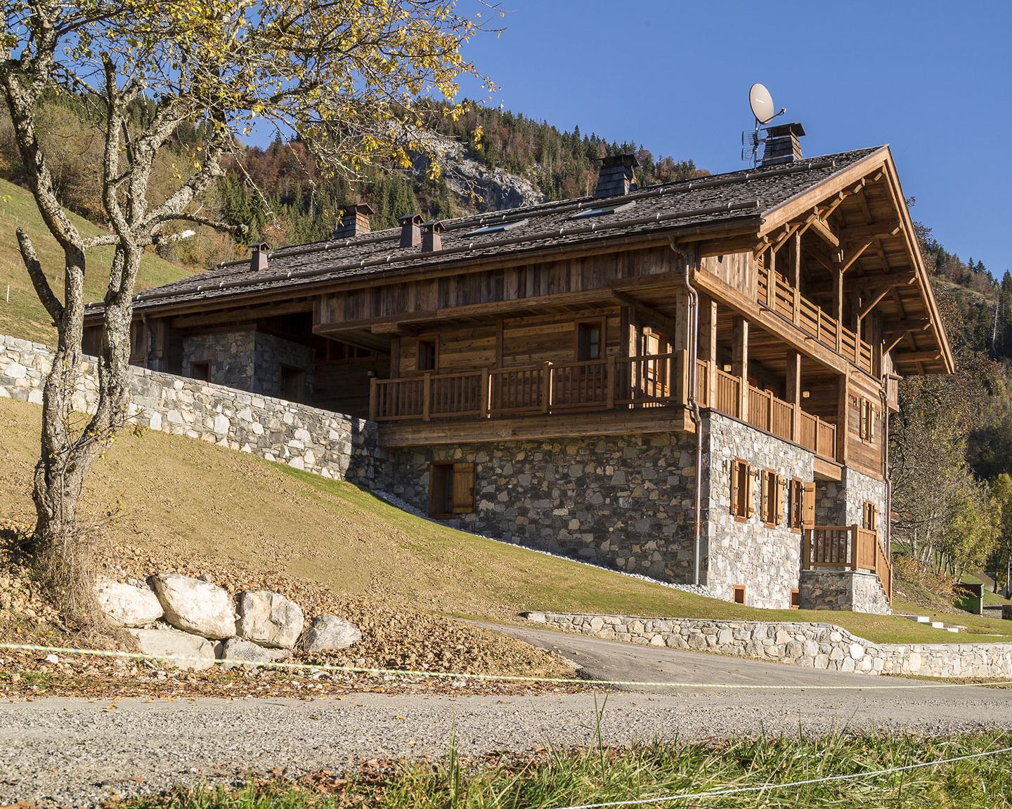 Extérieur de La Ferme de Juliette au Grand-Bornand, en été