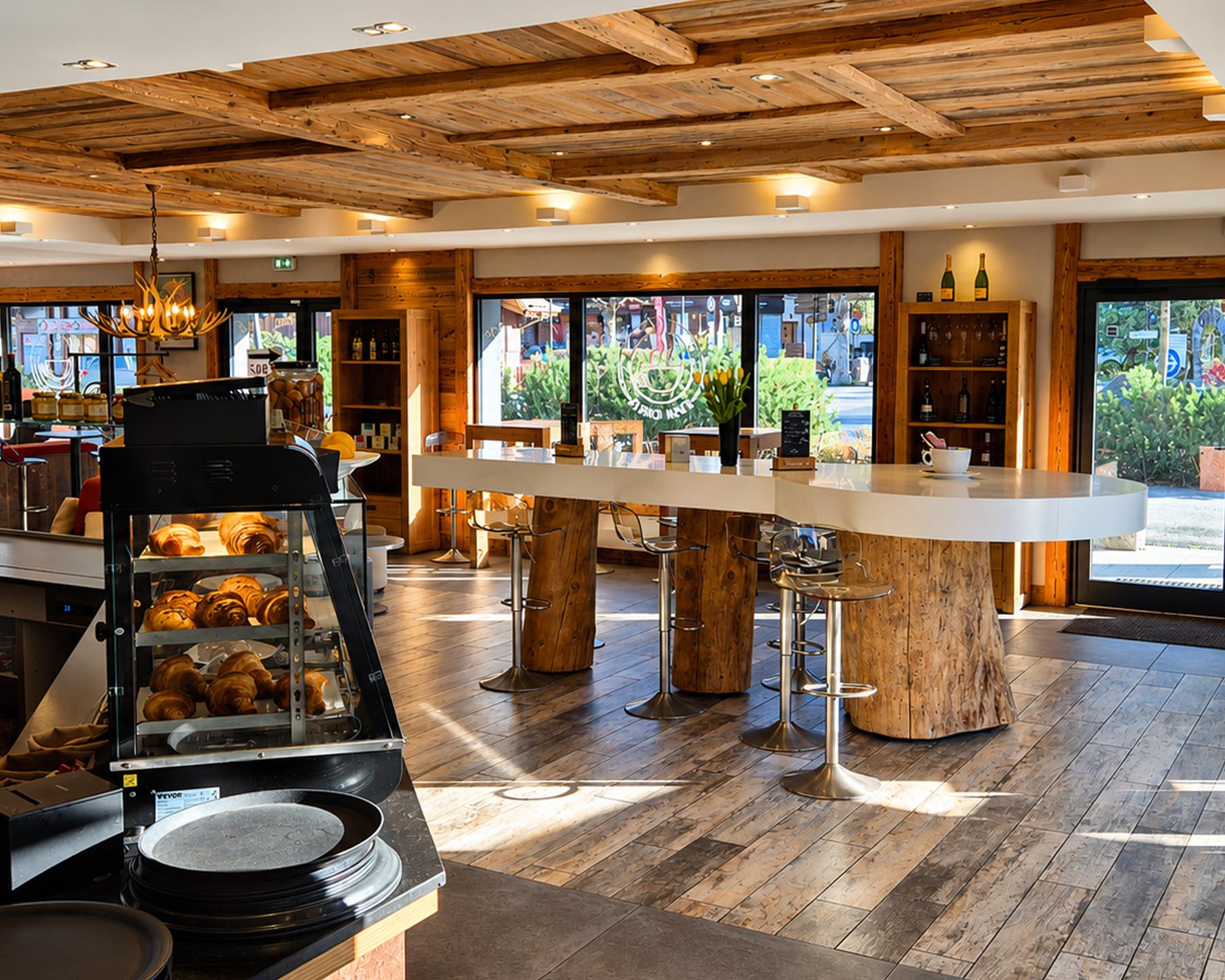Espace de restauration de Casa Carla à Samoëns avec tables et chaises