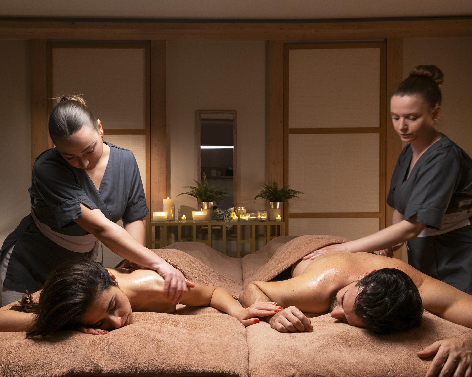 Massage en duo dans une cabine de soins d'une résidence MGM Hôtels & Résidences