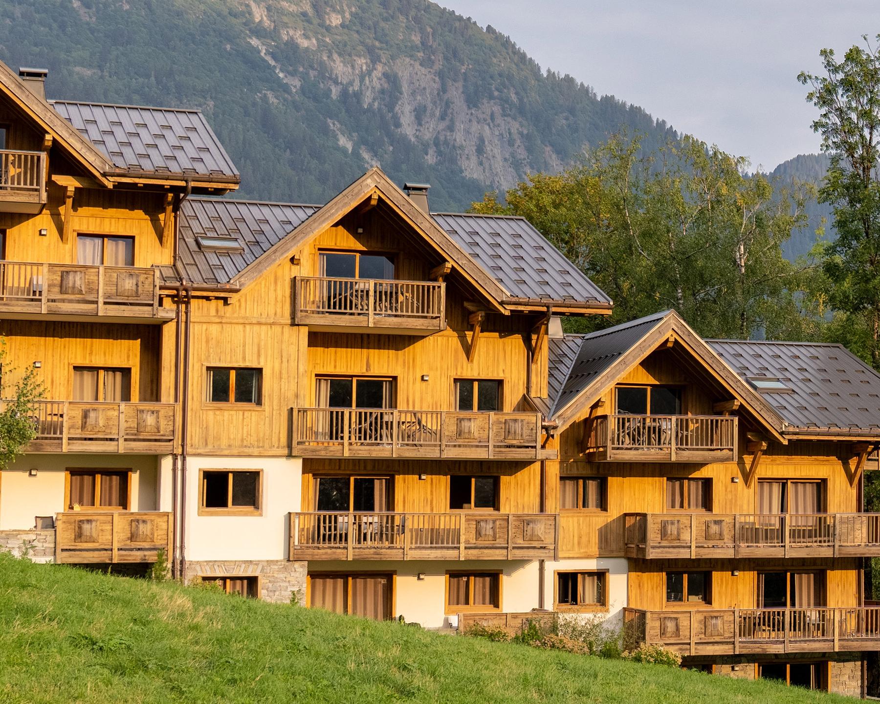 Extérieur en été des Chalets Éléna aux Houches