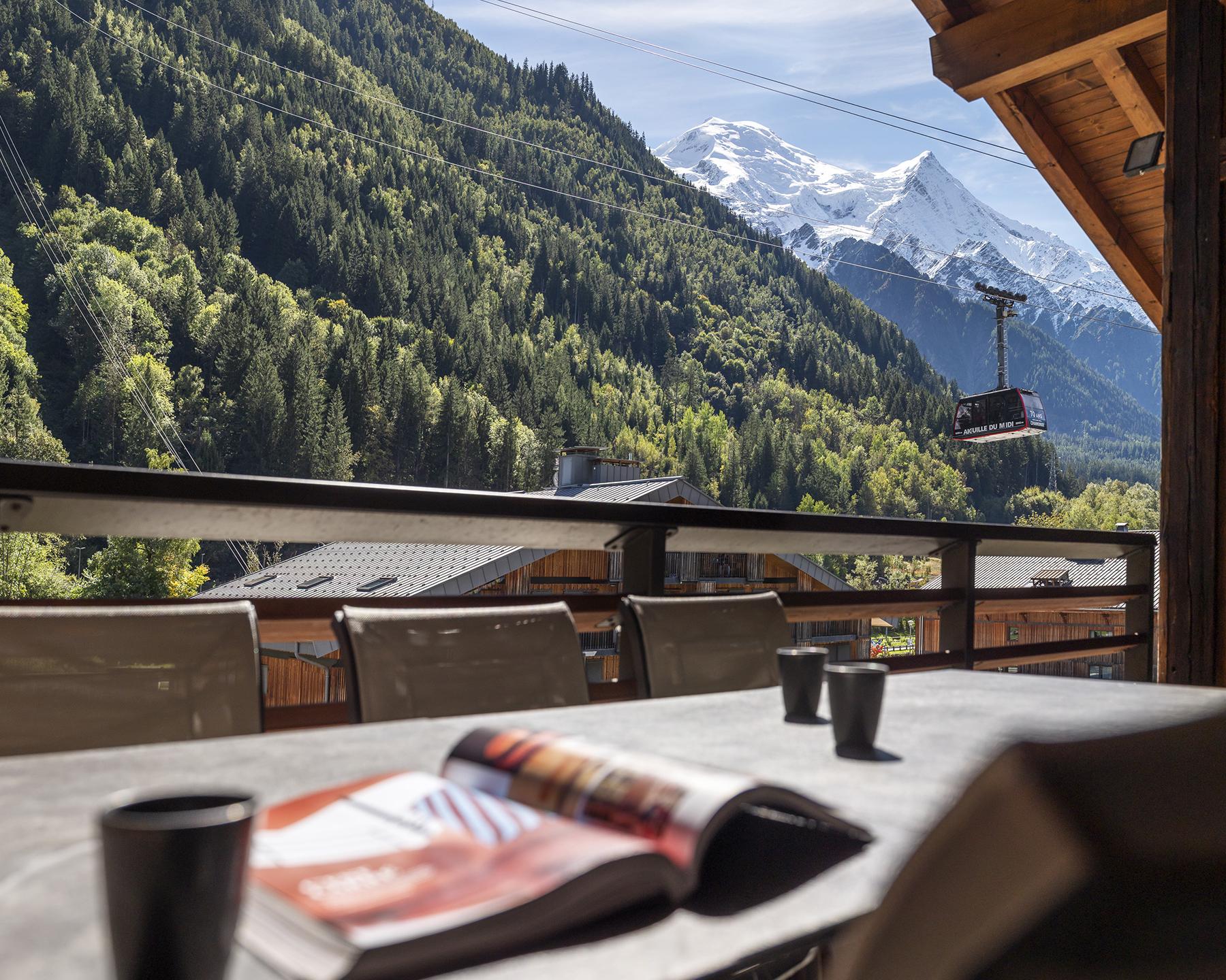 Balcon en été avec vue sur les montagnes depuis un appartement du Cristal de Jade à Chamonix