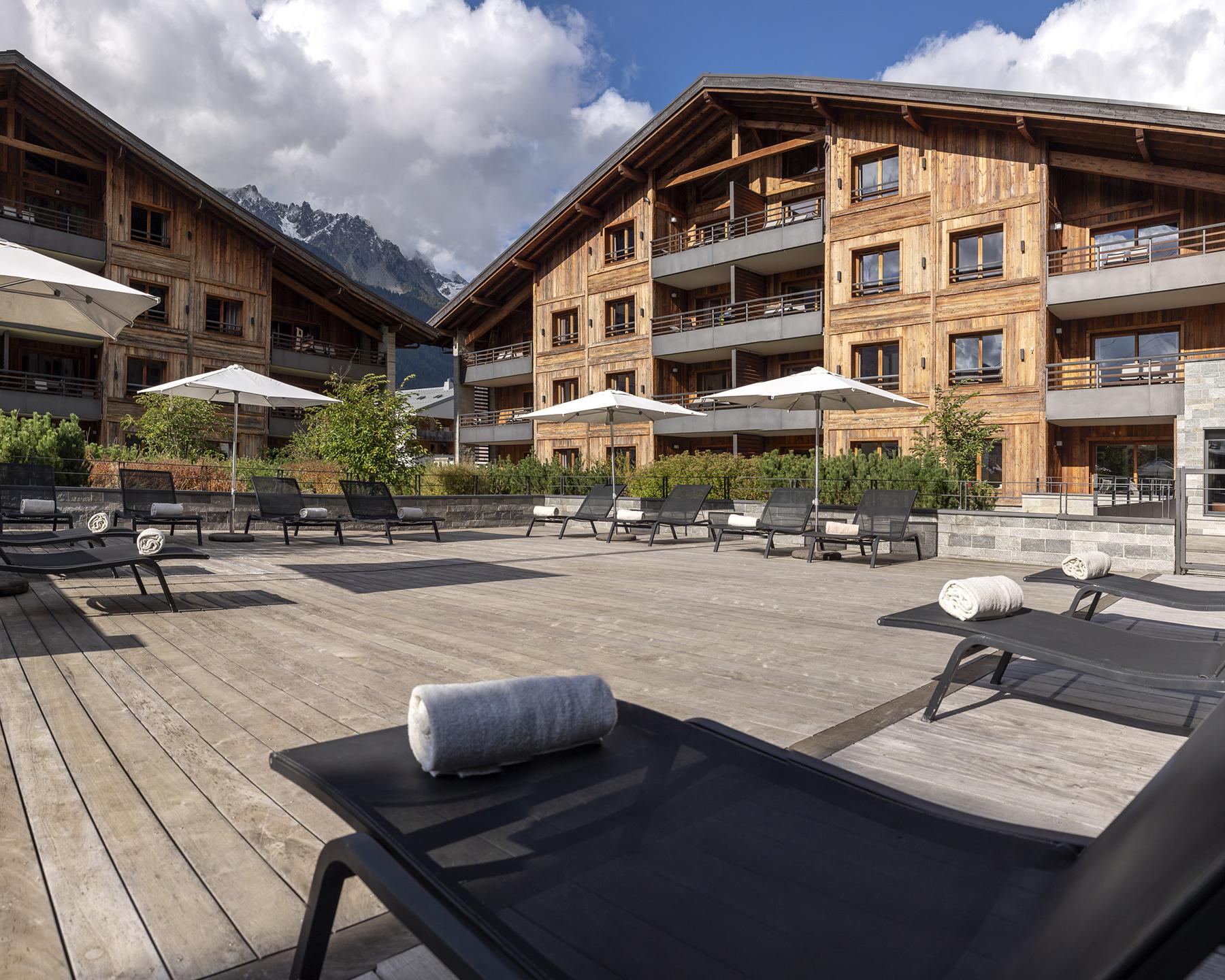 Solarium de la résidence Le Cristal de Jade à Chamonix sous un grand soleil d’été