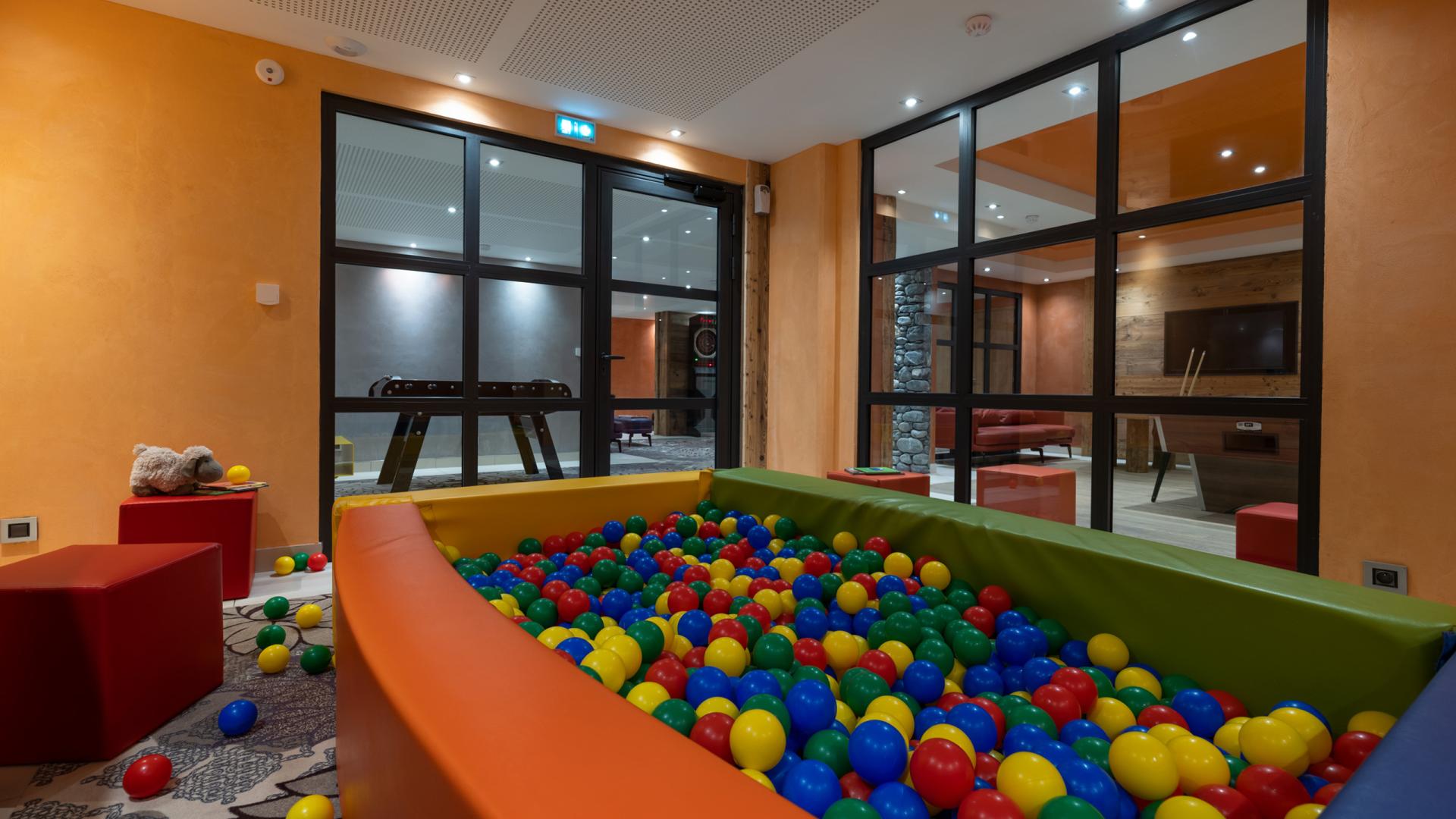La piscine à balles de la salle de jeux de l'hôtel et résidence Alexane à Samoëns