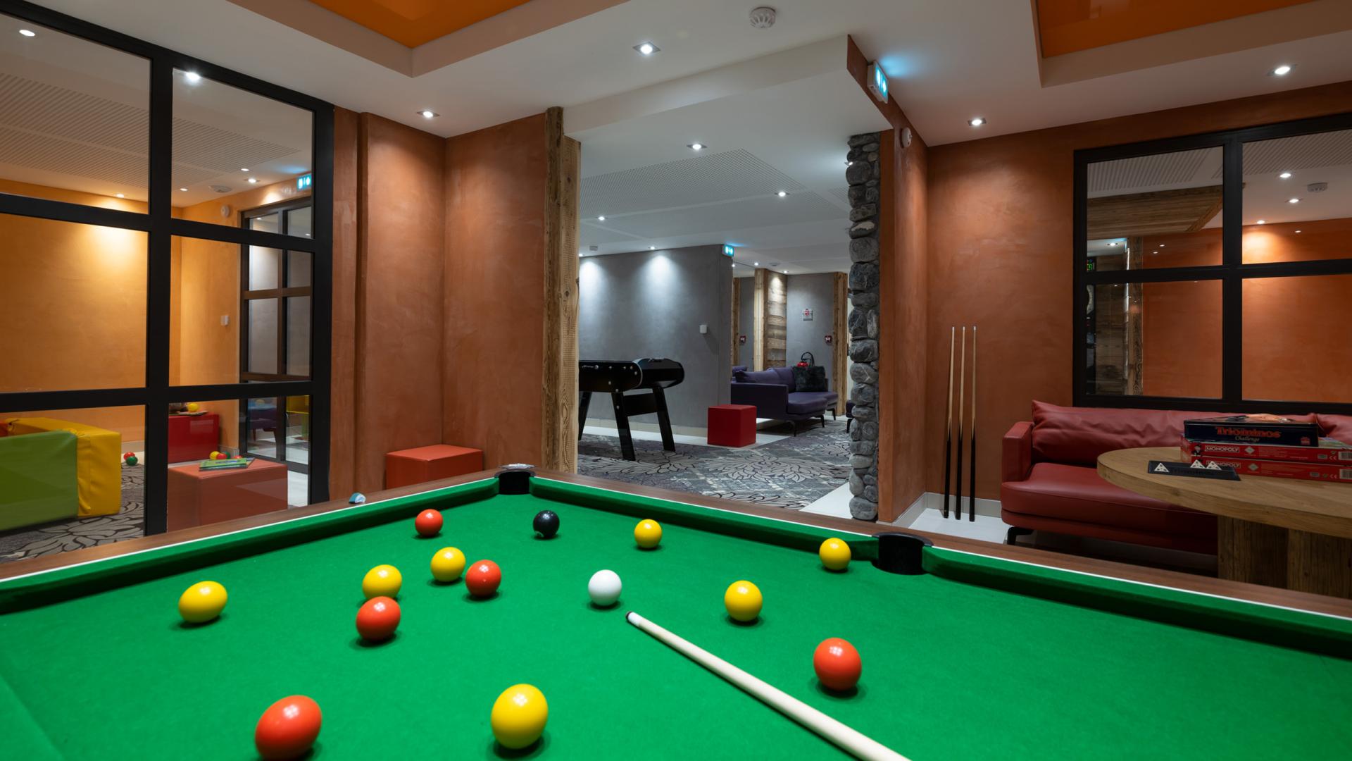 Le billard de la salle de jeux de l'hôtel et résidence Alexane à Samoëns