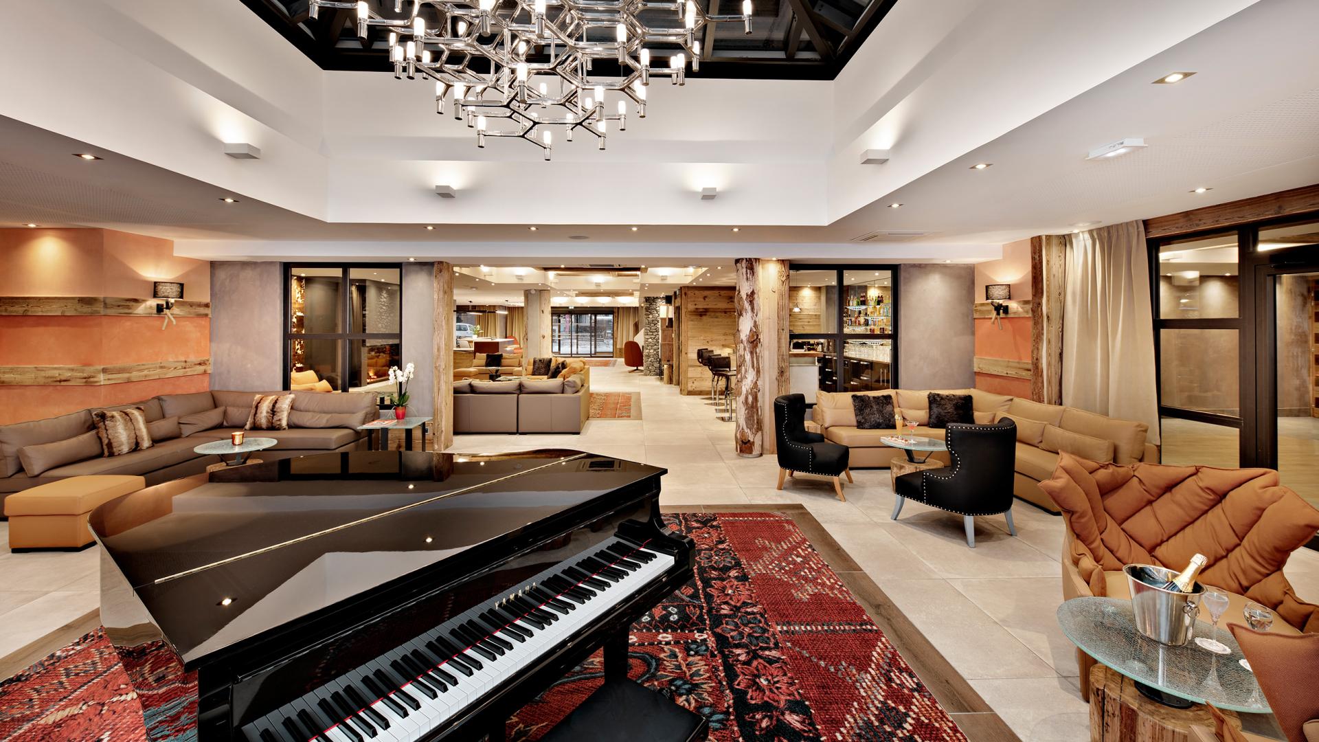 destination samoens - hôtel alexane - piano - hall d'entrée - soirée 