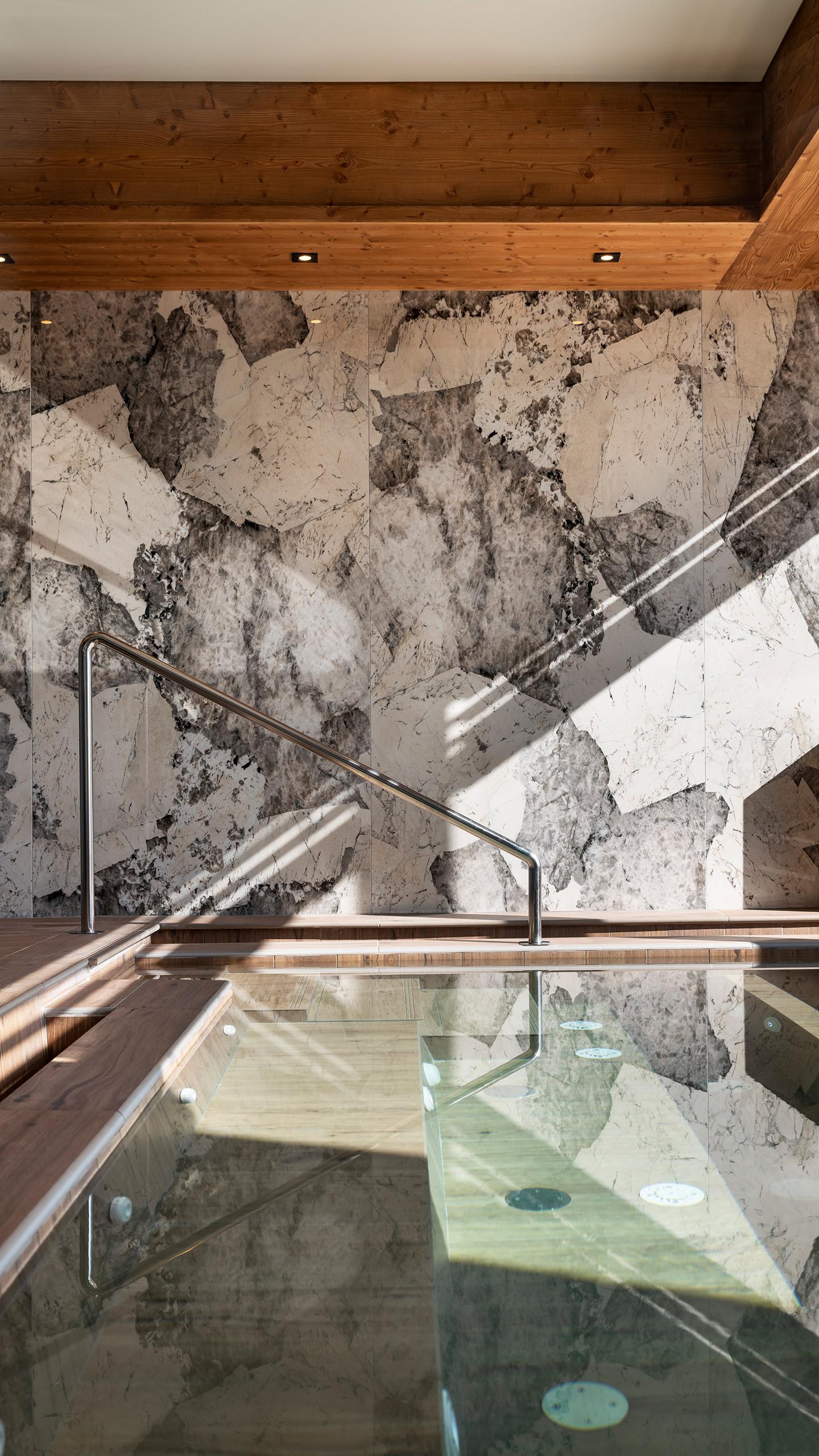 Le bain bouillonnant de l'espace bien-être des Chalets de Joy au Grand-Bornand