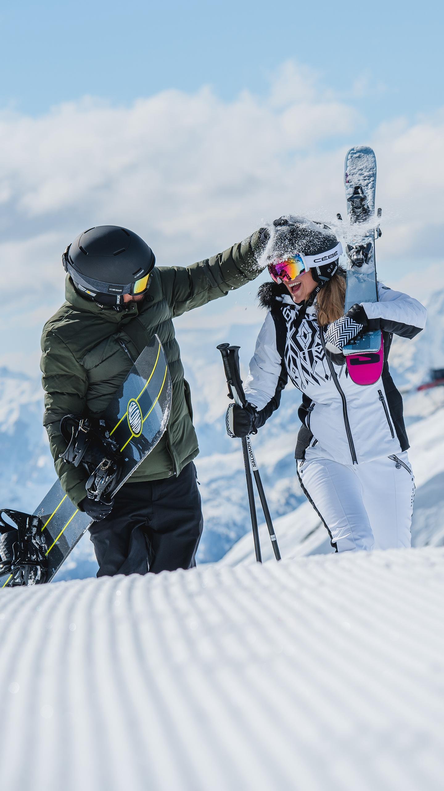 Couple de skieur et snowboardeur