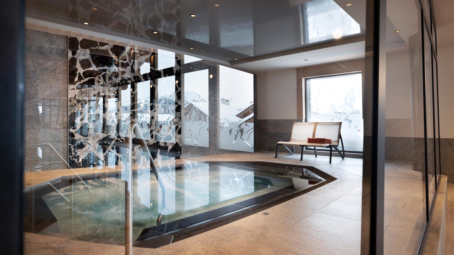 Le bain bouillonnant de l'hôtel et résidence Alpen Lodge à La Rosière