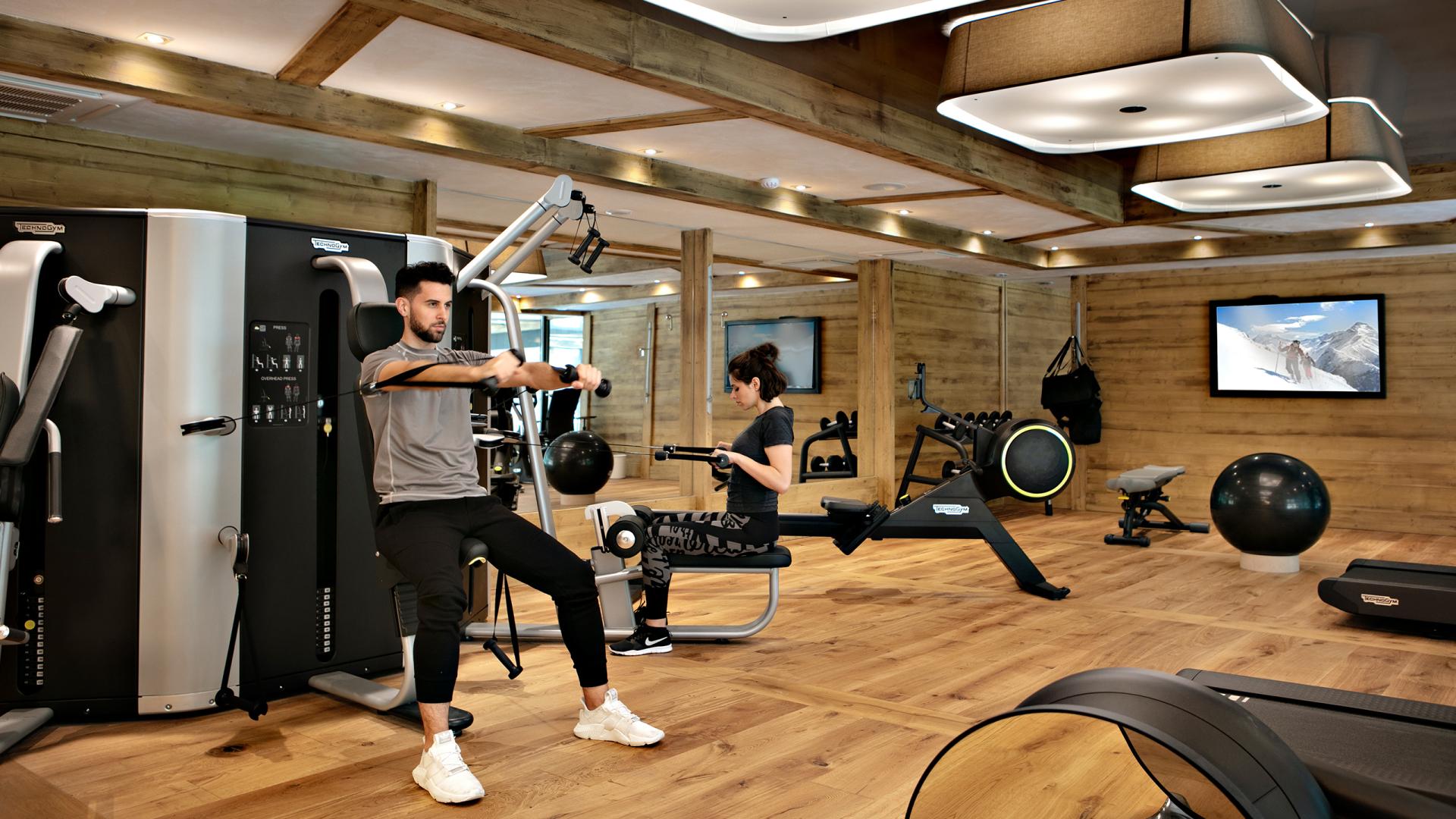 Personnes qui font du sport dans la salle Fitness des Chalets Eléna aux Houches 