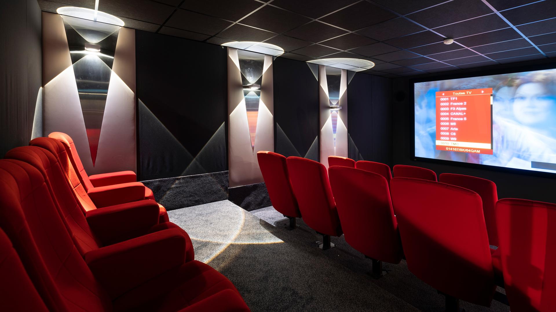 Salle de cinéma de l'hôtel et résidence Alexane à Samoëns 
