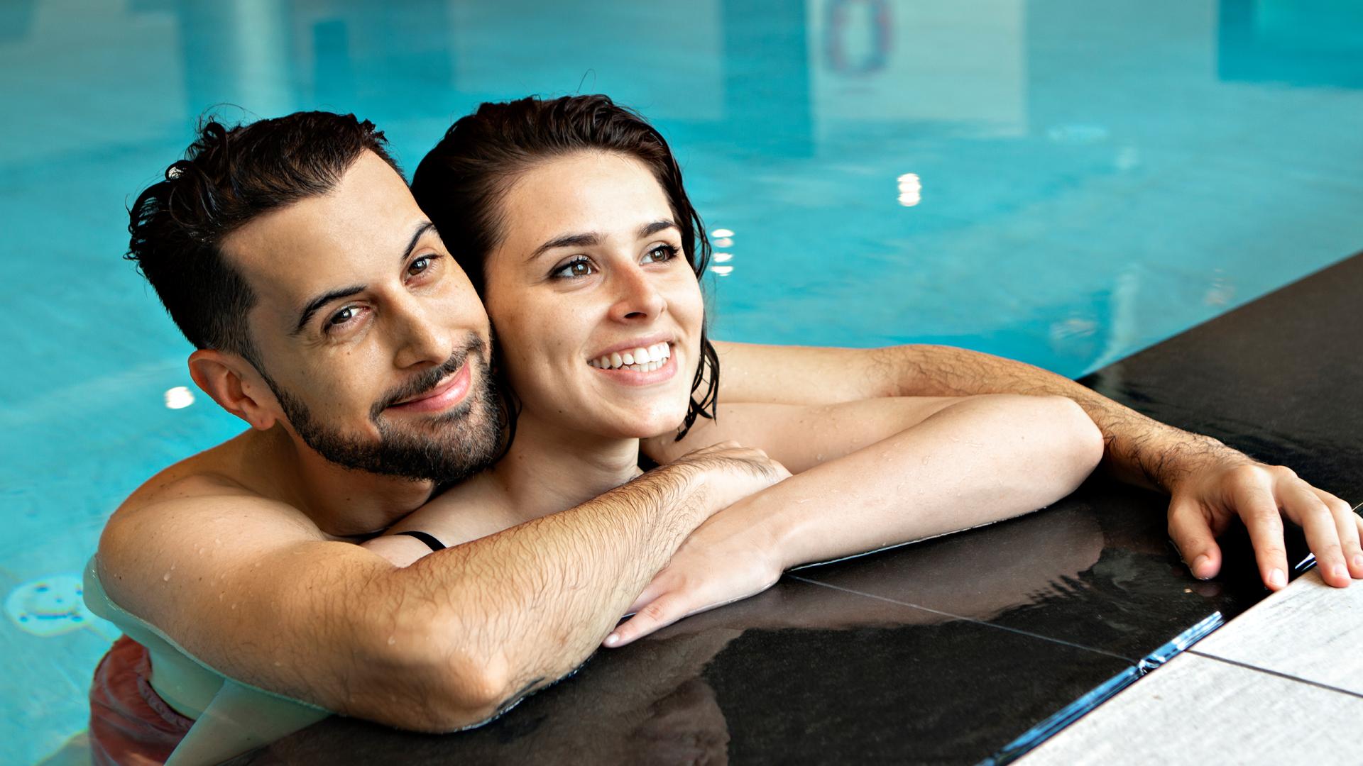 Un couple se baigne dans la piscine d'Anitéa à Valmorel