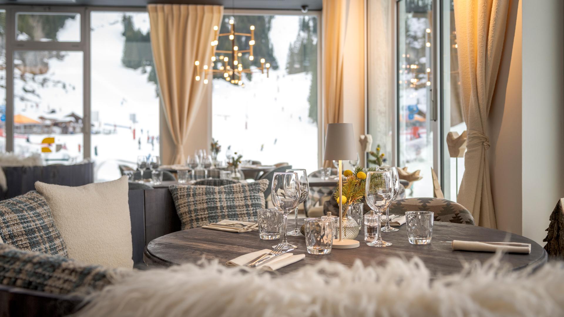 Table du restaurant Le Bauhaus de l'hôtel & résidence Aléna à FLaine