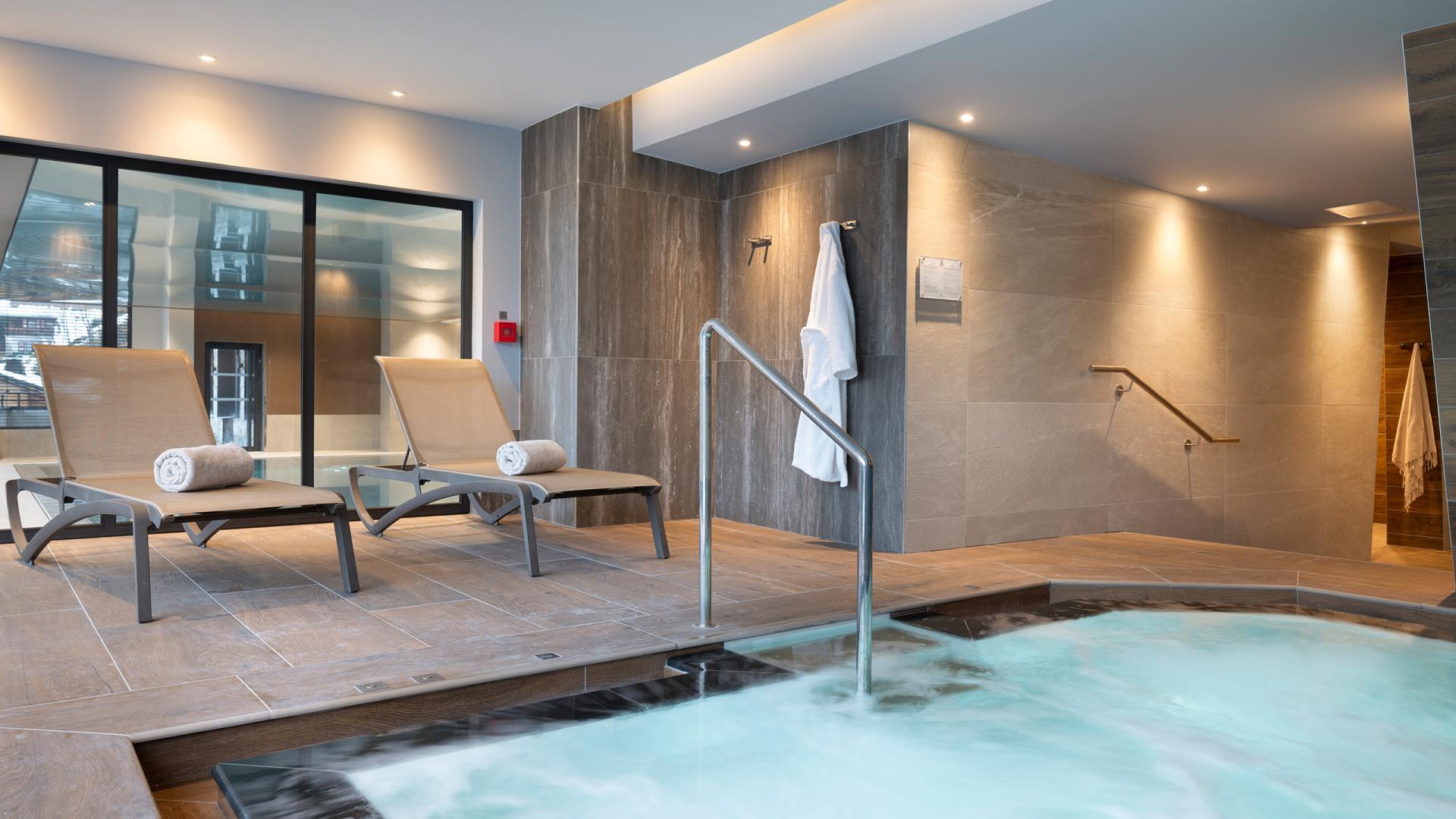 Bain bouillonnant de l'espace bien-être des Chalets Láska aux Contamines-Montjoie