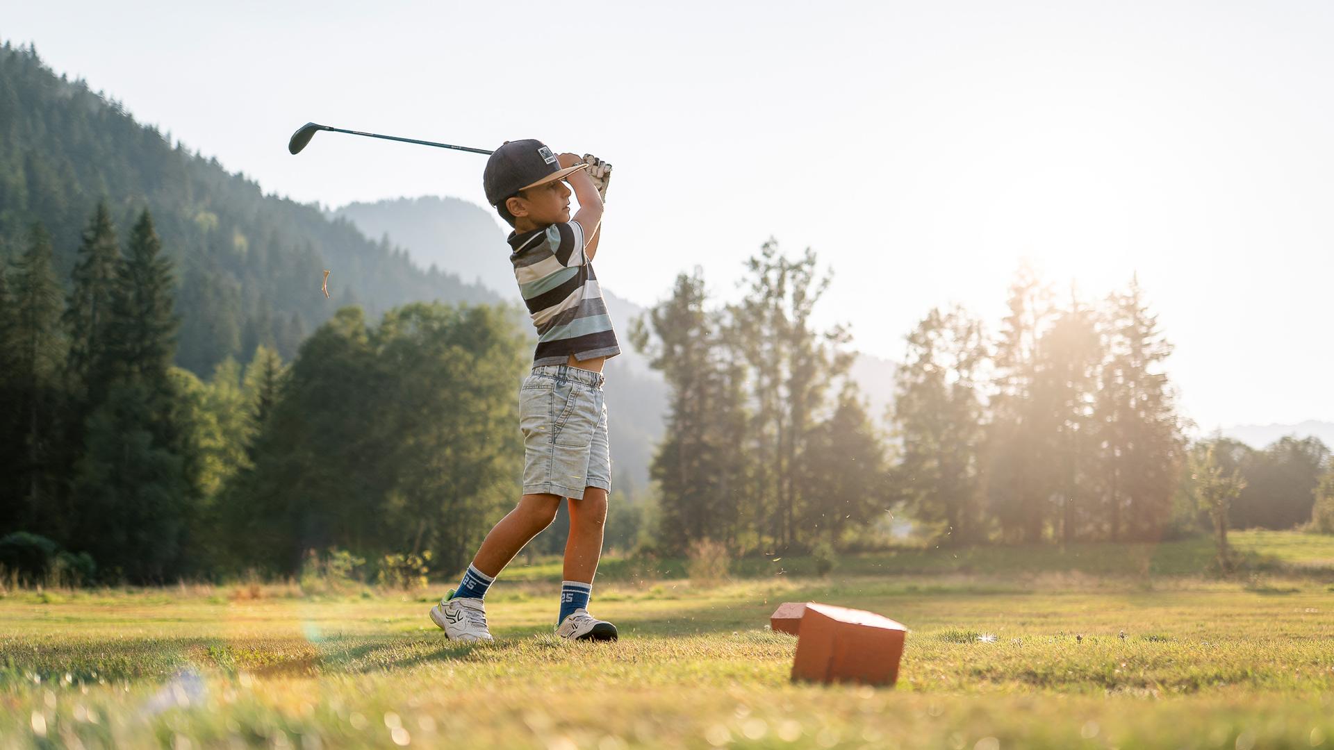 Destination Le Grand-Bornand - Petit garçon qui joue au golf