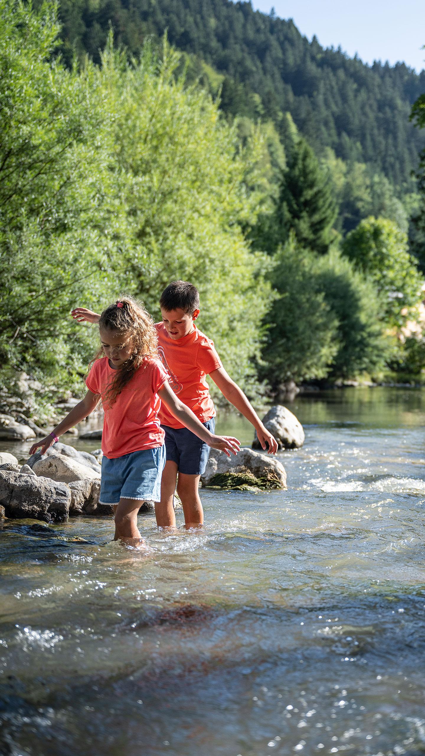 Activité été dans les Aravis - Enfants - Une marche dans l'eau