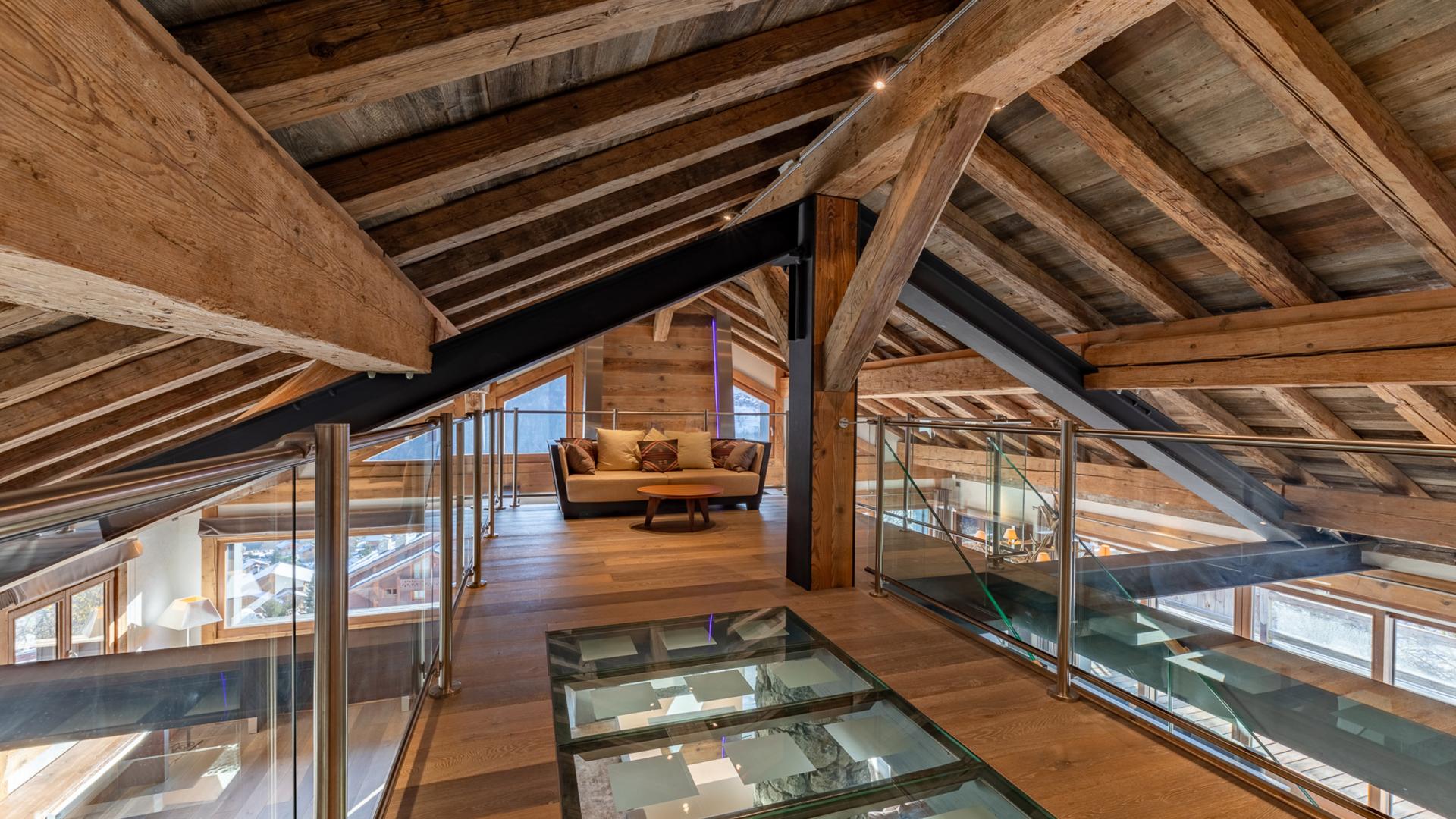 Chalet Apsara à Méribel, mezzanine au dessus de la pièce principale avec canapé