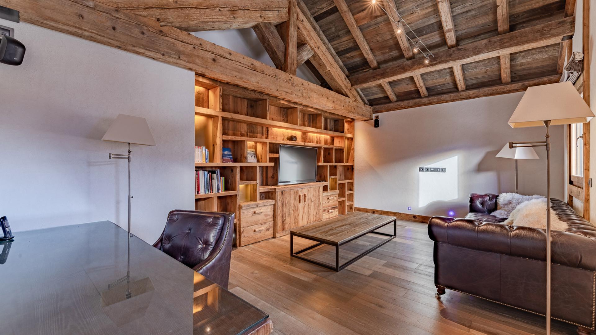 Coin salon du Chalet Apsara à Méribel, avec télévision