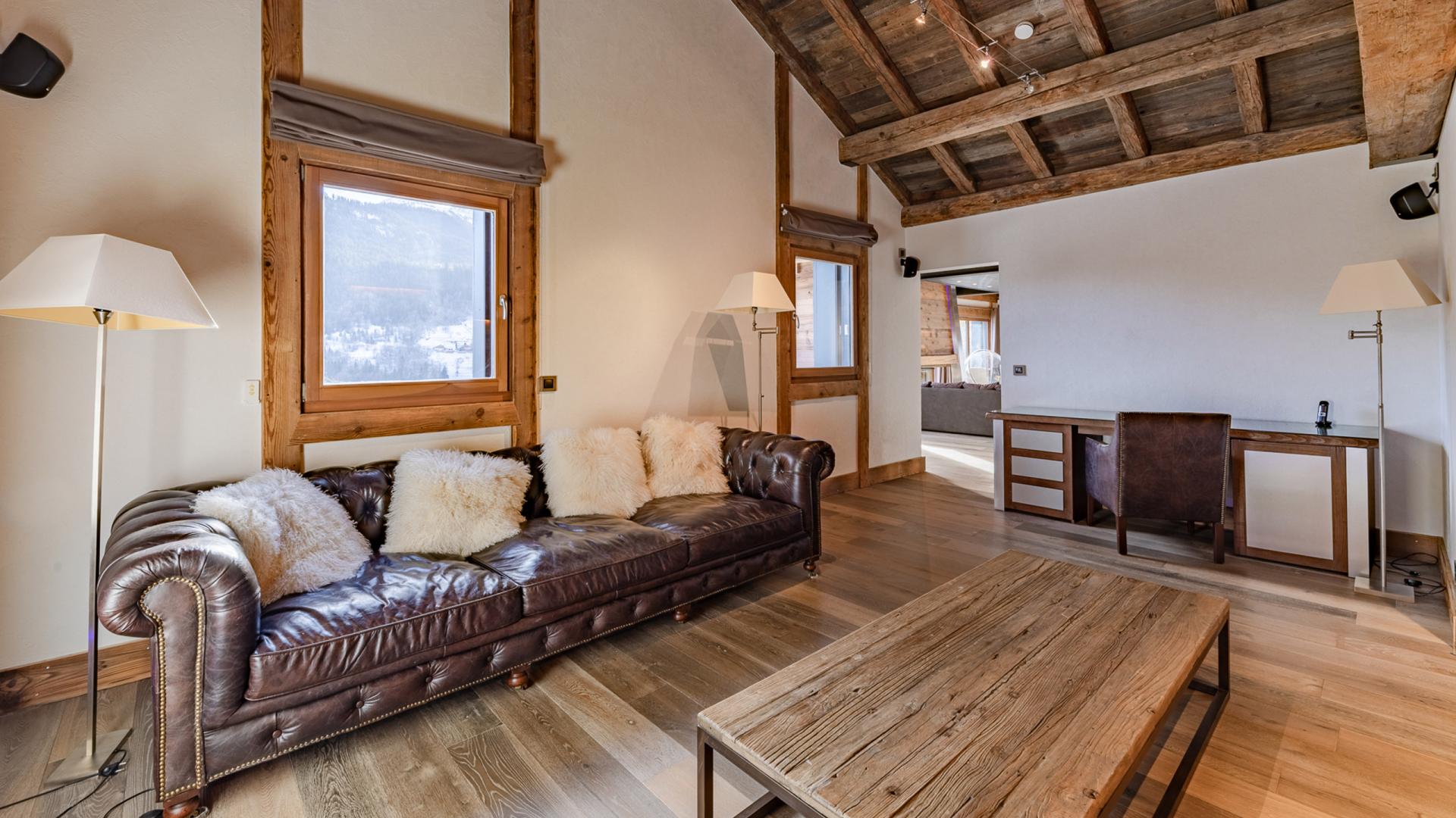 Coin salon avec ouverture sur la pièce de vie, du Chalet Apsara à Méribel