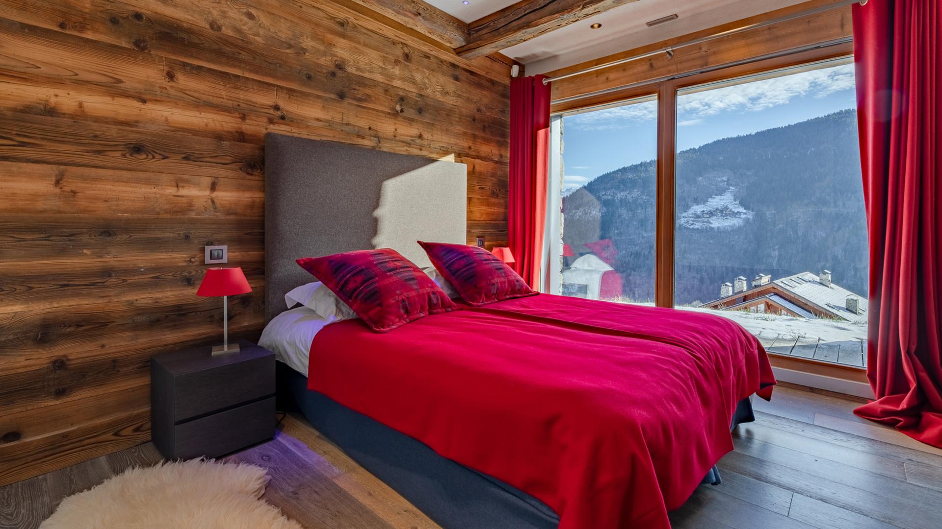Chambre aux tons rouges du Chalet Apsara à Méribel