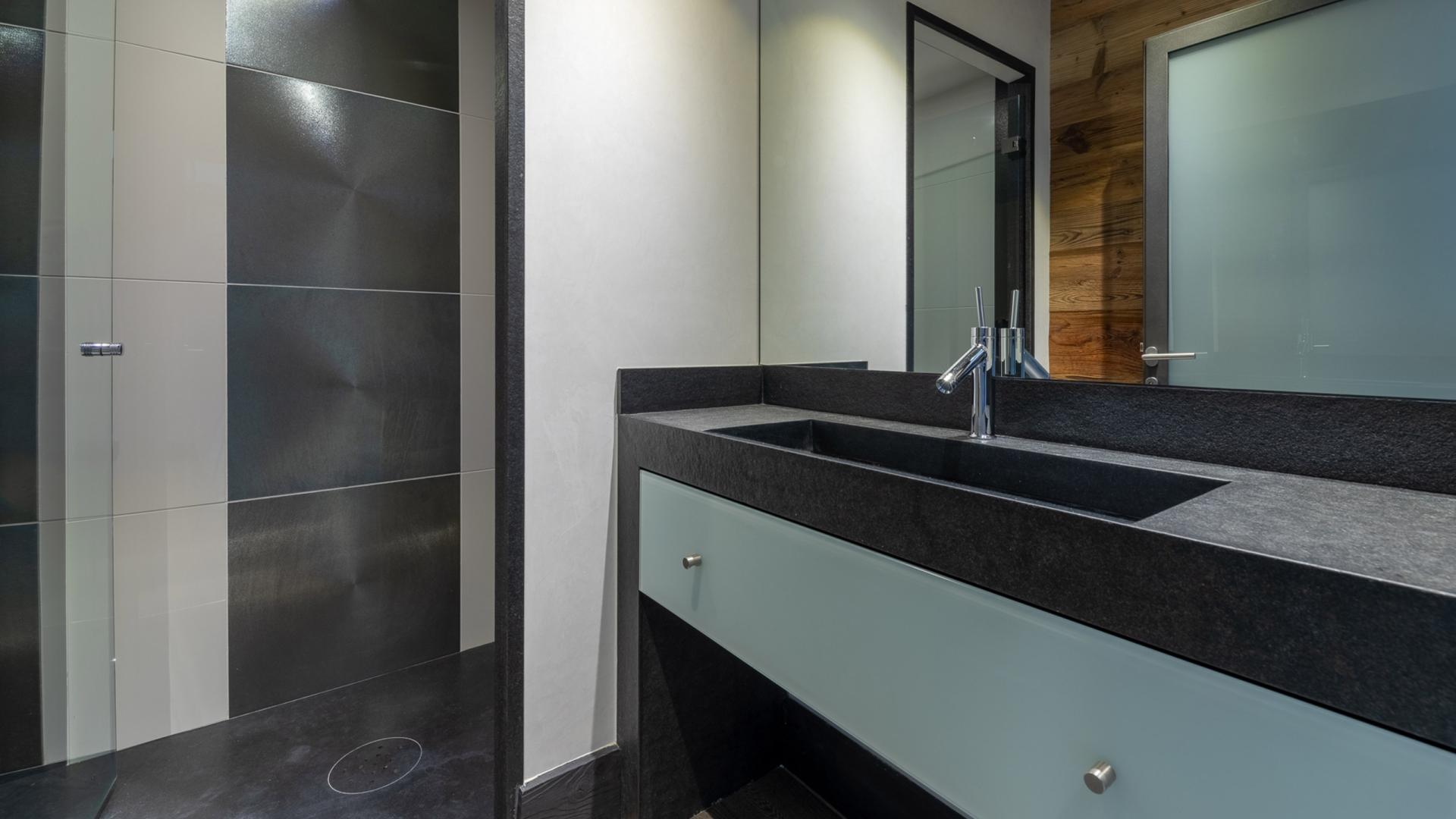 Salle de bains privative avec douche d'une des suites du Chalet Apsara à Méribel