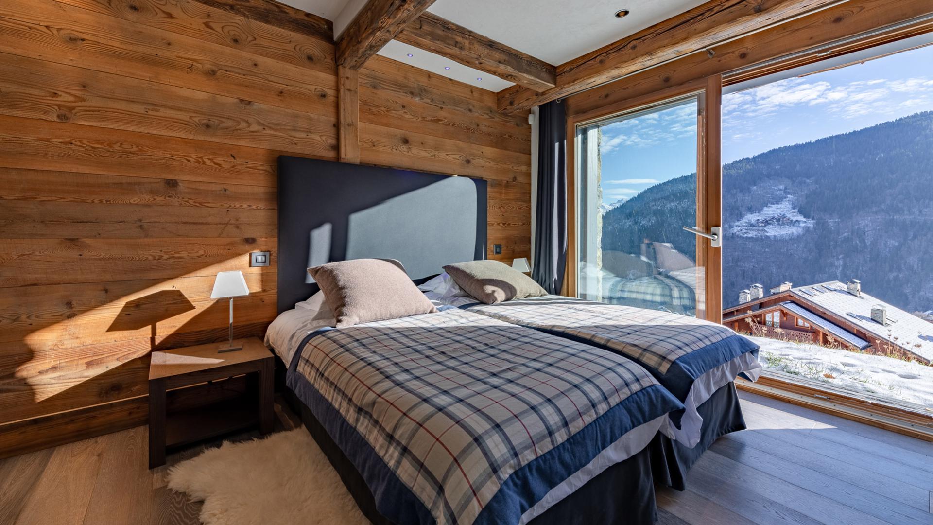 Chambre aux tons marrons du Chalet Apsara à Méribel