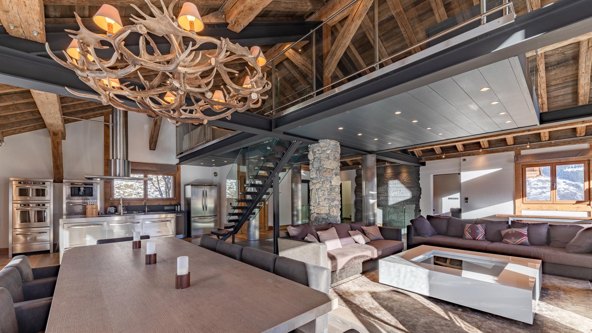 Chalet Apsara à Méribel, pièce de vie avec salon, salle à manger et cuisine ouvertes