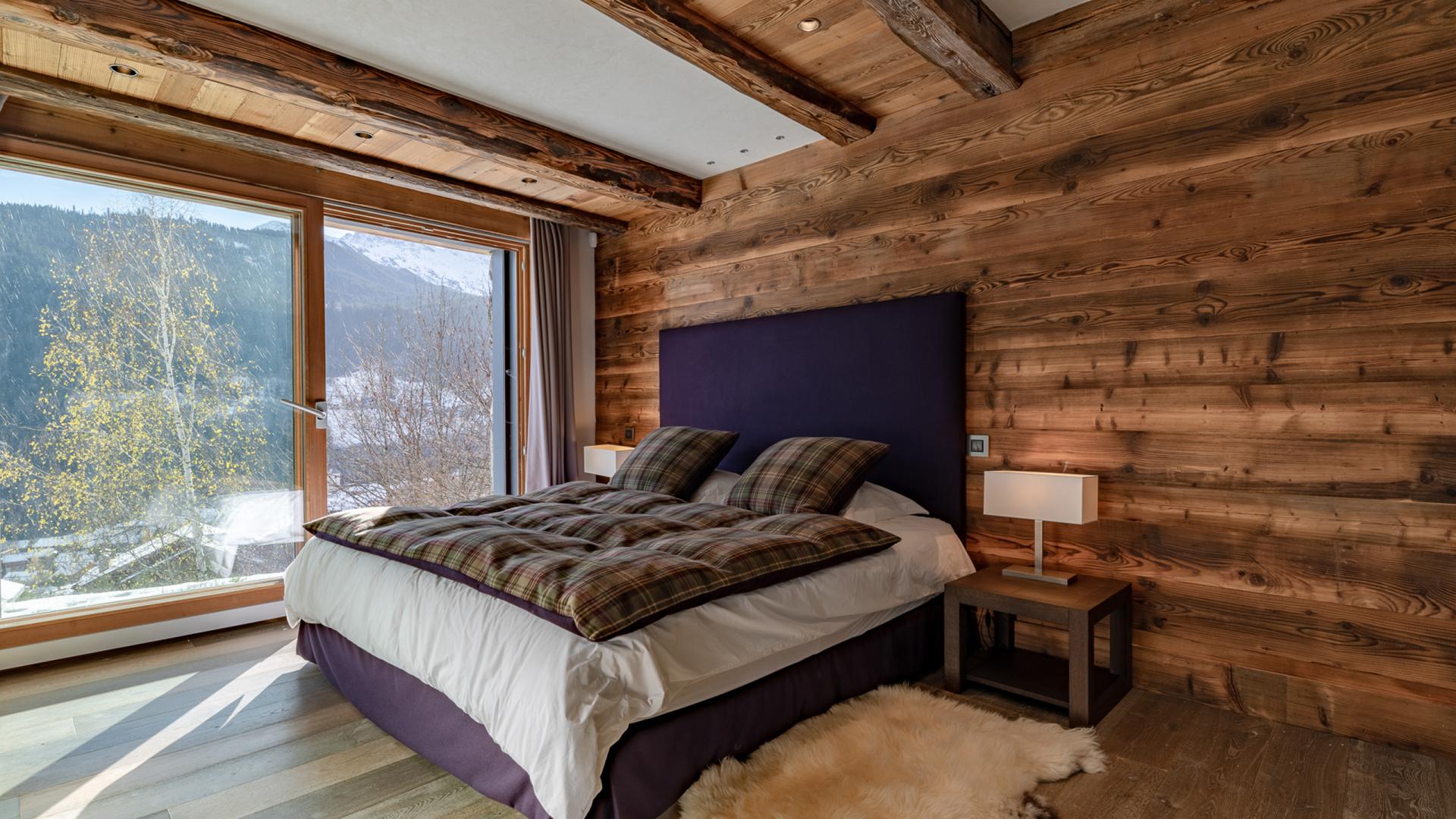 Chambre aux tons violets avec baie vitrée du Chalet Apsara à Méribel