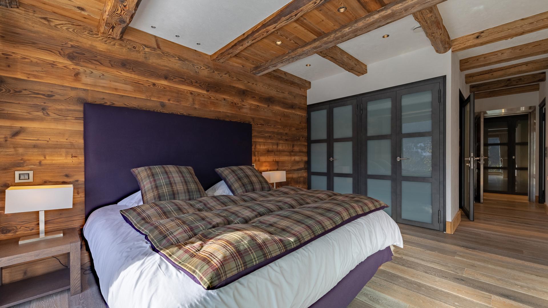Chambre aux tons violets du Chalet Apsara à Méribel
