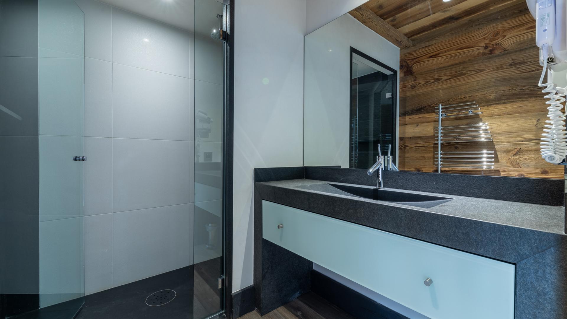 Salle de bains avec douche d'une des suites du Chalet Apsara à Méribel