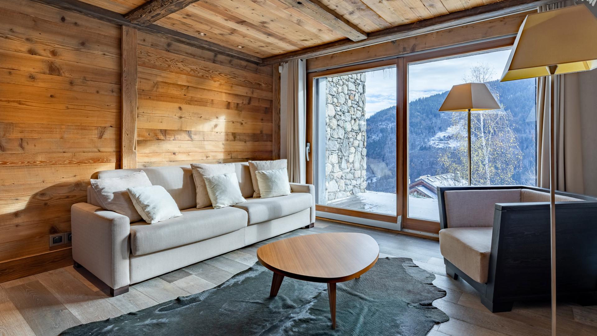 Coin détente avec vue sur l'extérieur d'une des suites du Chalet Apsara à Méribel