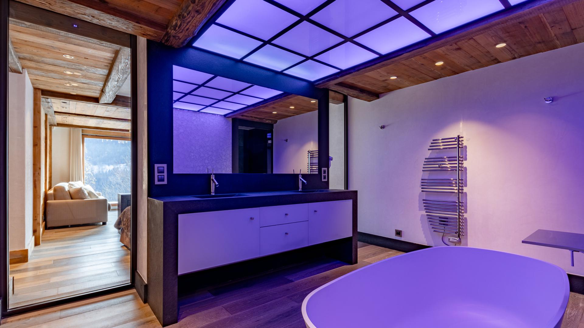 Salle de bains privative avec baignoire d'une des suites du Chalet Apsara à Méribel