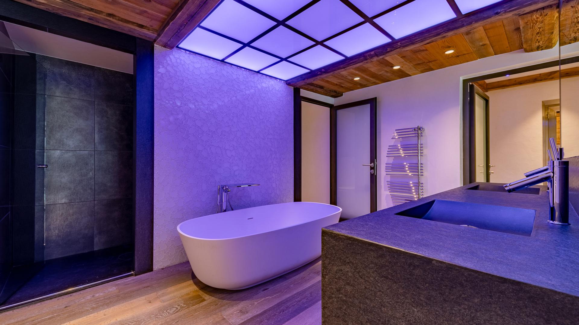 Salle de bains privative avec baignoire et douche d'une des suites du Chalet Apsara à Méribel