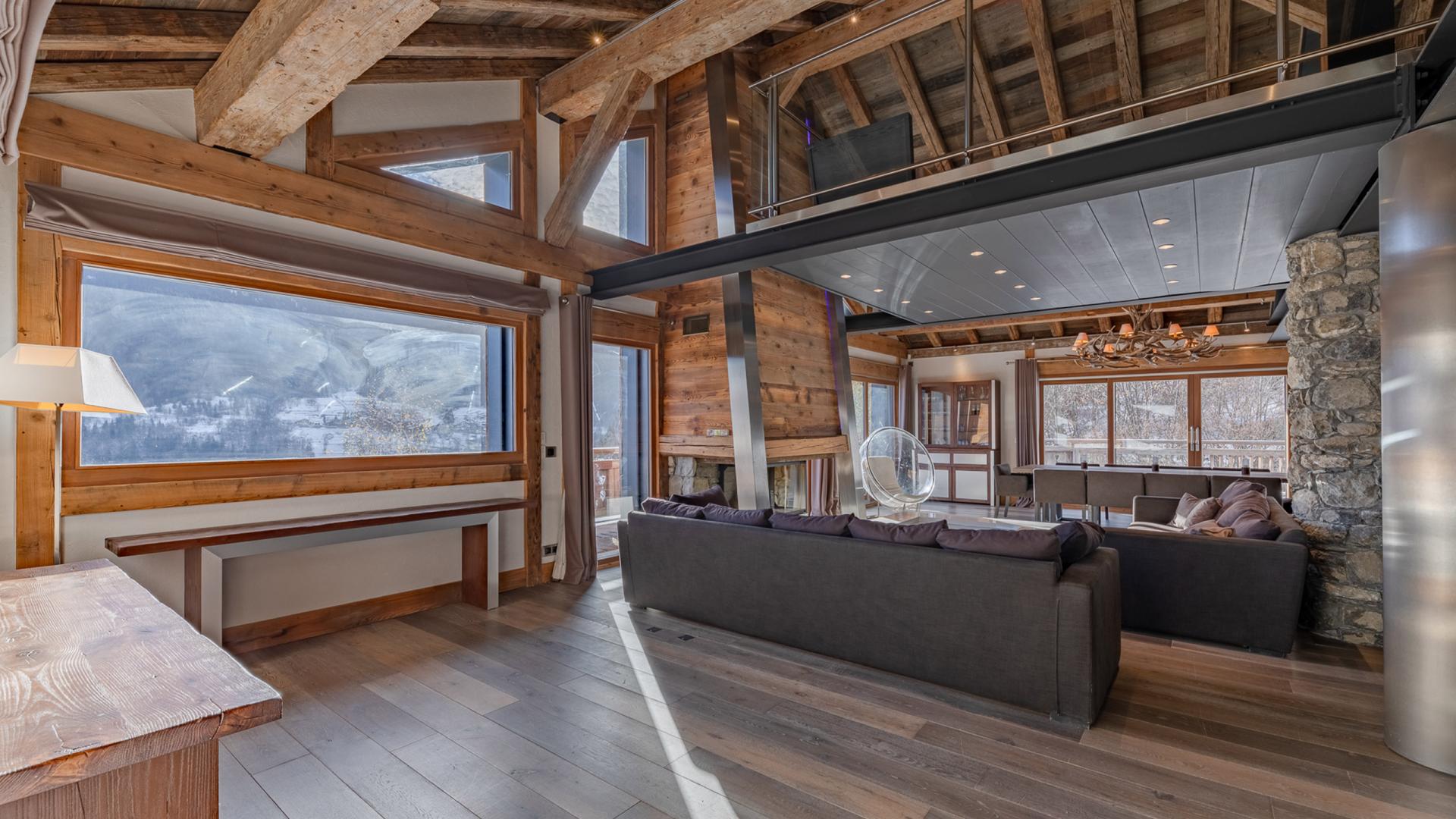 Salon du Chalet Apsara à Méribel, avec vue sur l'extérieur