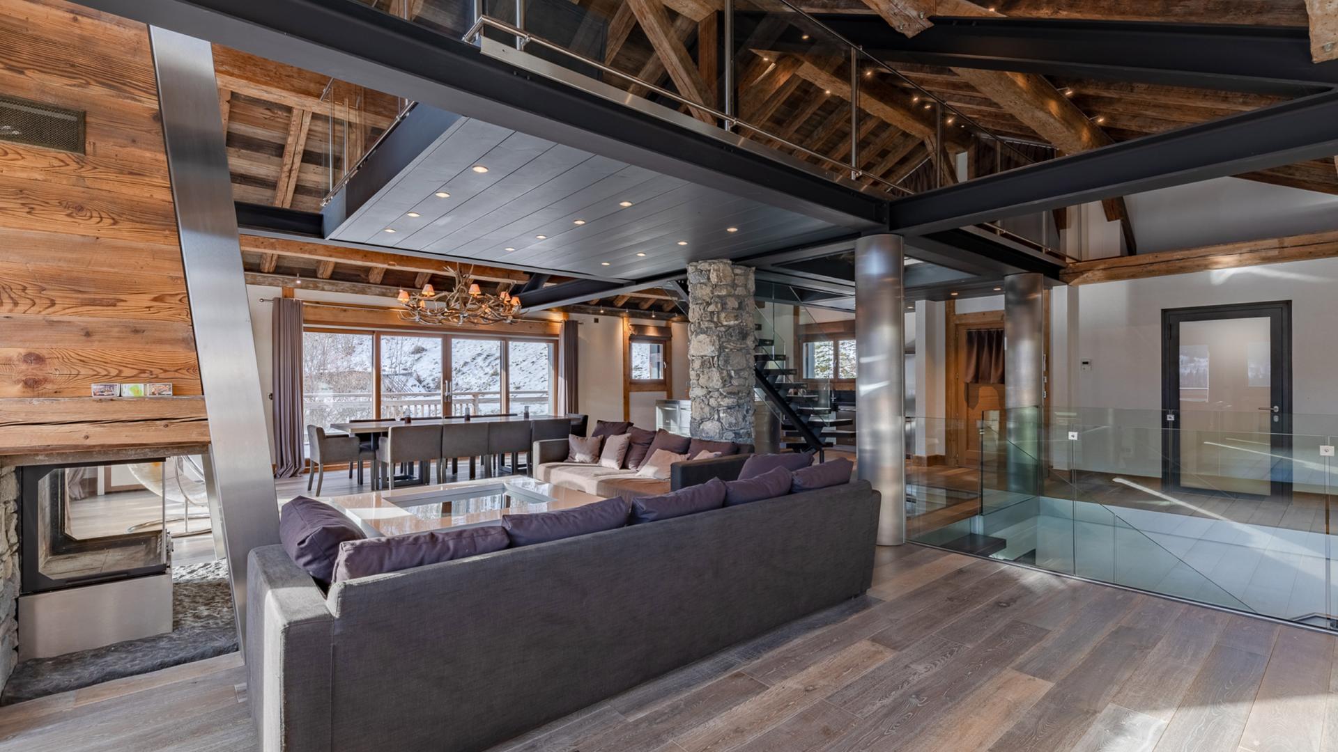 Salon du Chalet Apsara à Méribel, avec ouverture sur la pièce de vie