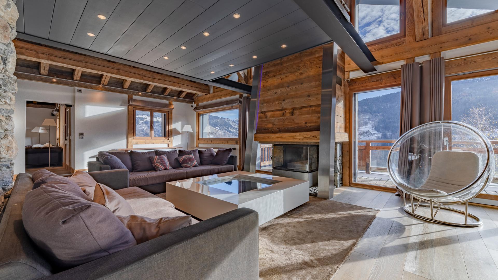 Salon avec cheminée du Chalet Apsara à Méribel