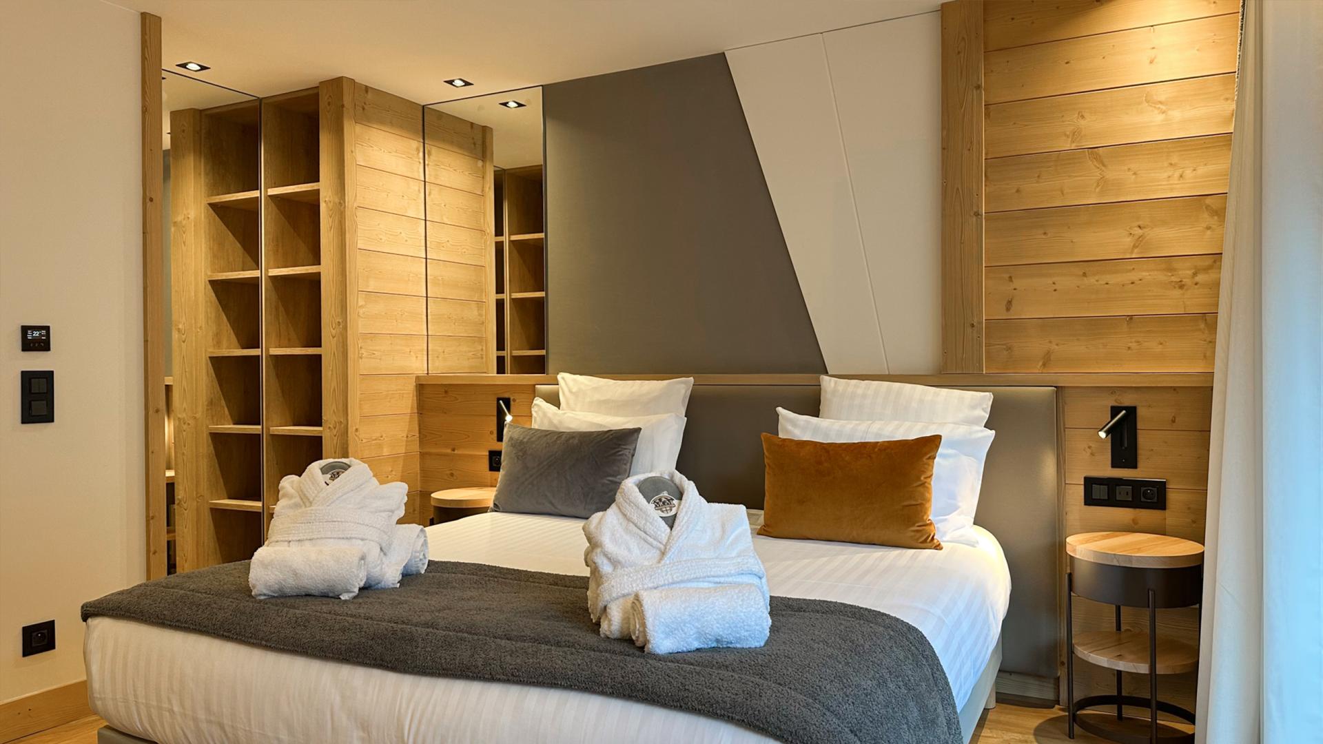 Chambre supérieure de l’hôtel Akoya, atmosphère raffinée et confort haut de gamme