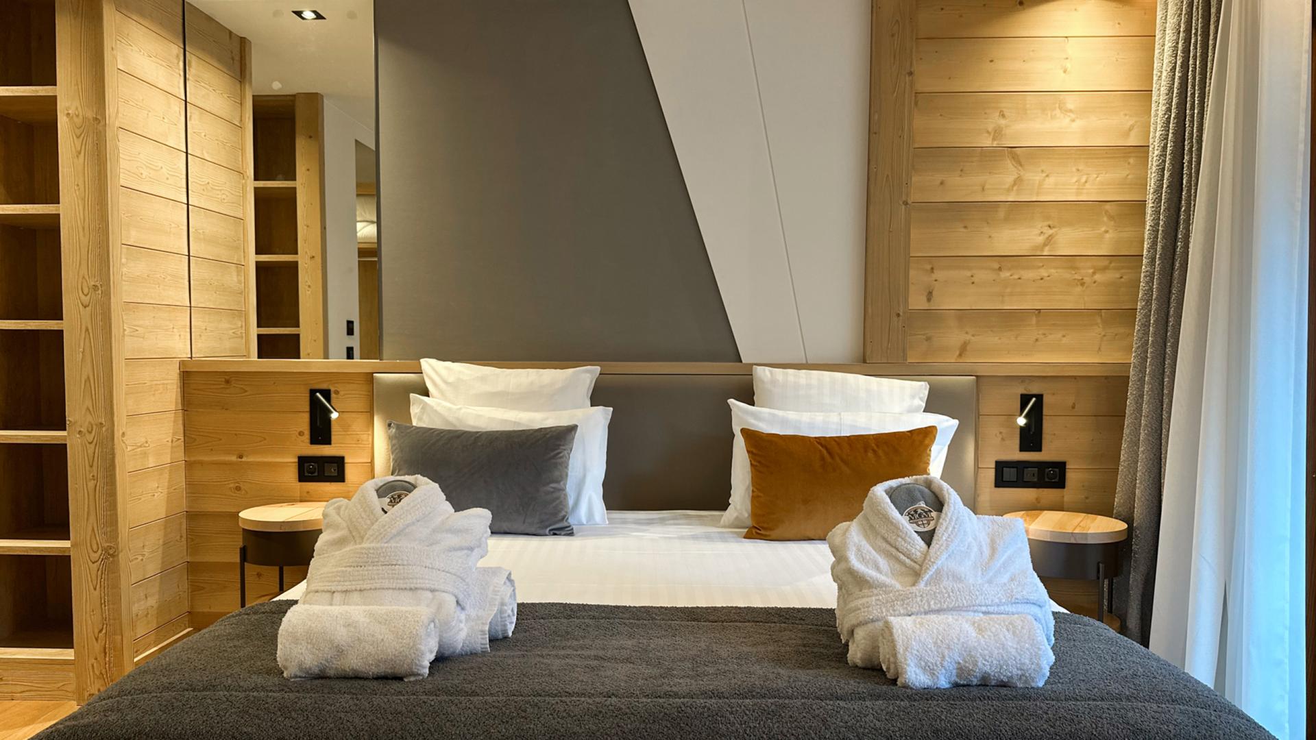 Chambre supérieure de l’hôtel Akoya à Valmorel, atmosphère chaleureuse et confort haut de gamme