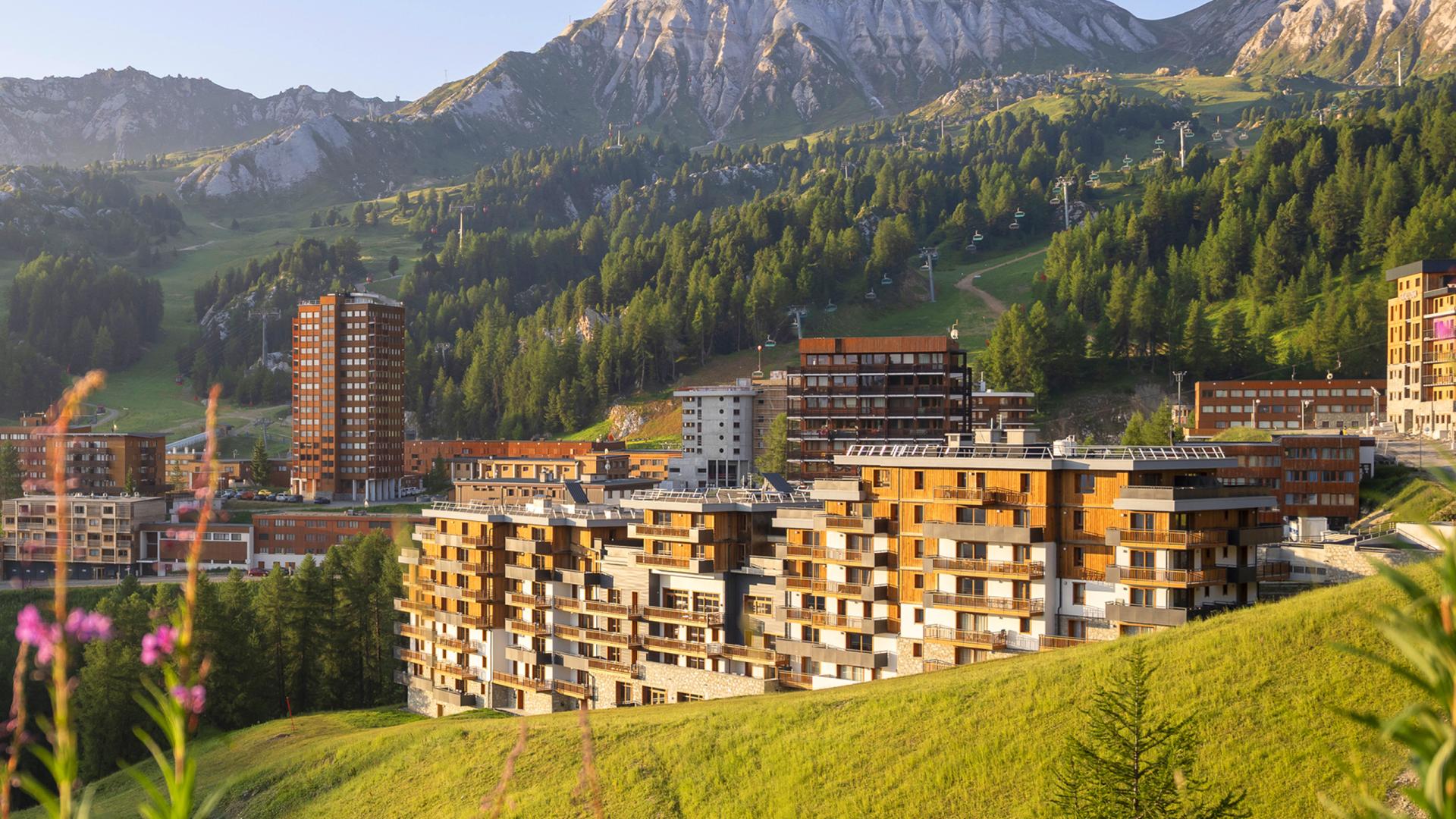 Résidence Manaka à La Plagne, vue extérieure en été