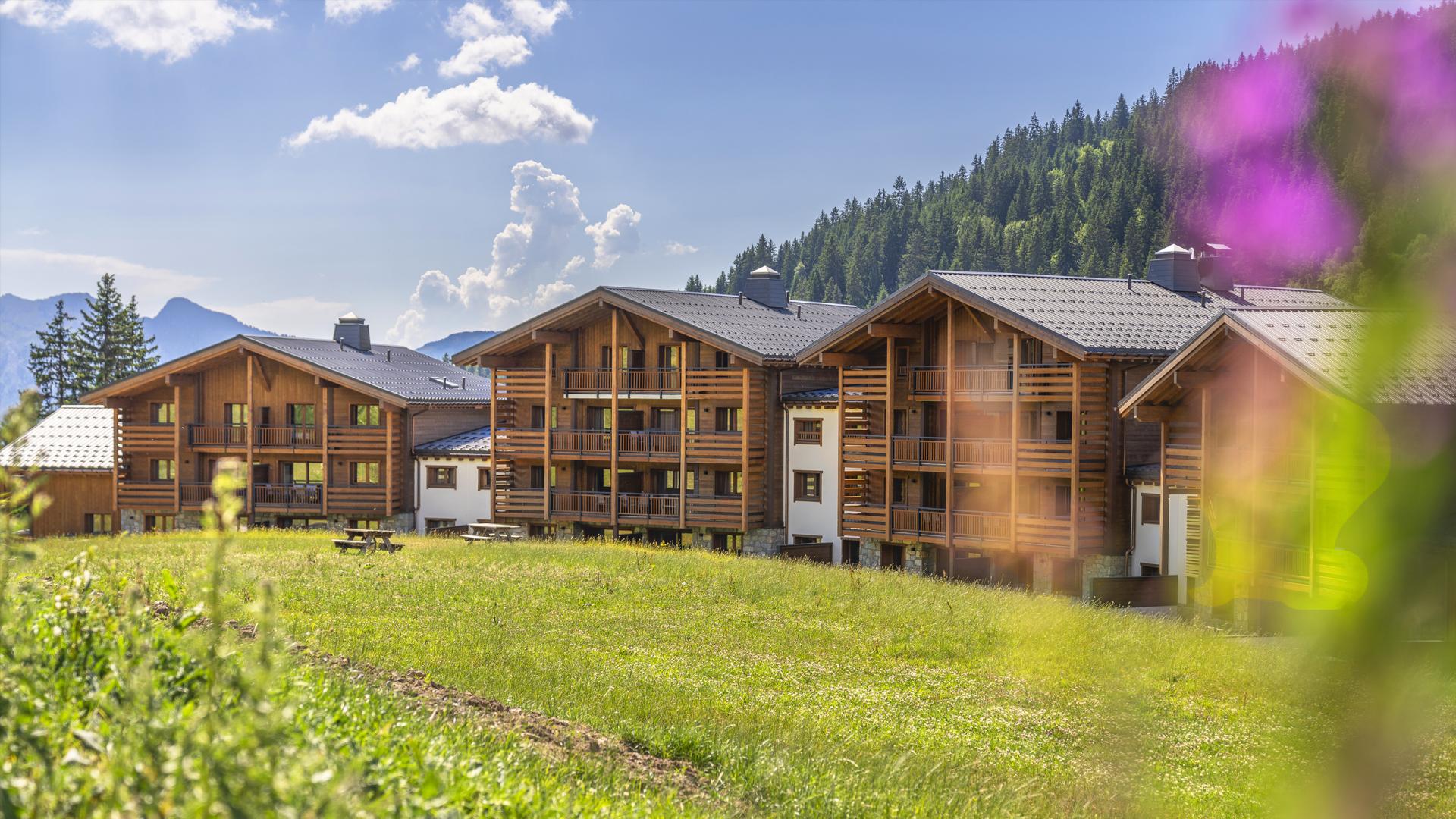 Résidence Hameau de l'Ours à Manigod, vue extérieure en été