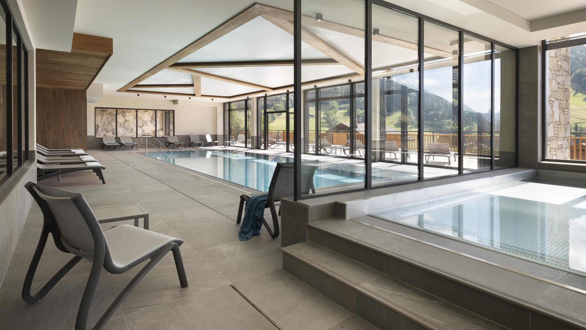 Piscine intérieure des Chalets de Joy au Grand-Bornand, en été