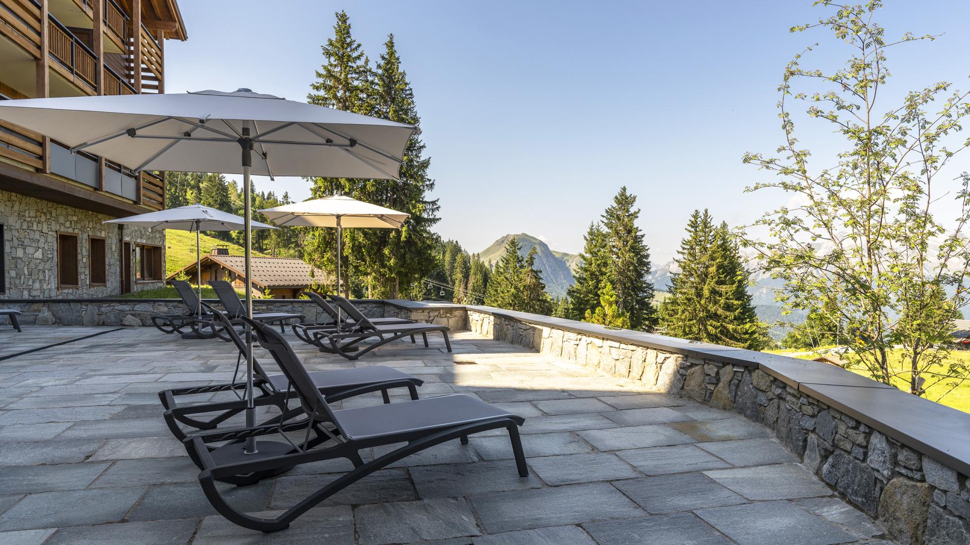 Solarium du Hameau de l'Ours à Manigod, avec panorama sur les montagnes