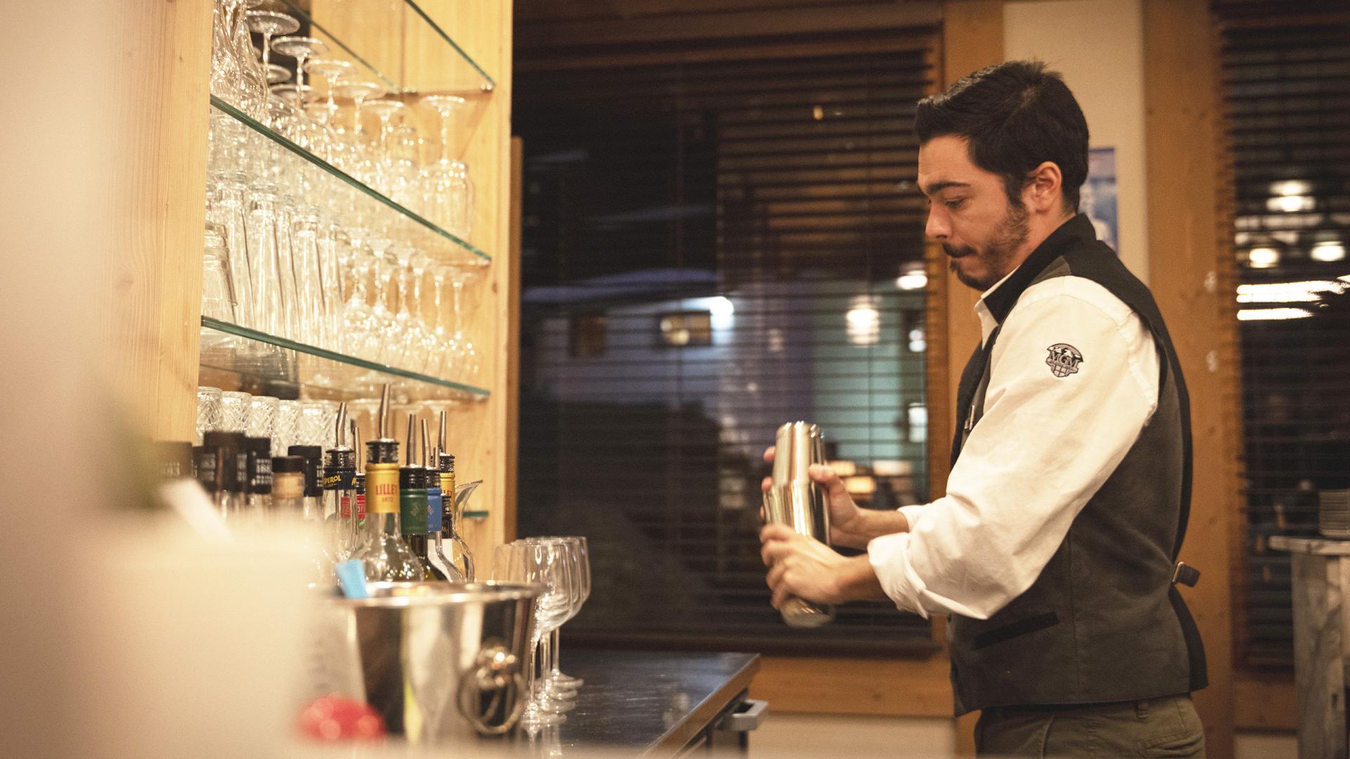 Un serveur prépare un cocktail au M'Bar de la résidence Anitéa à Valmorel