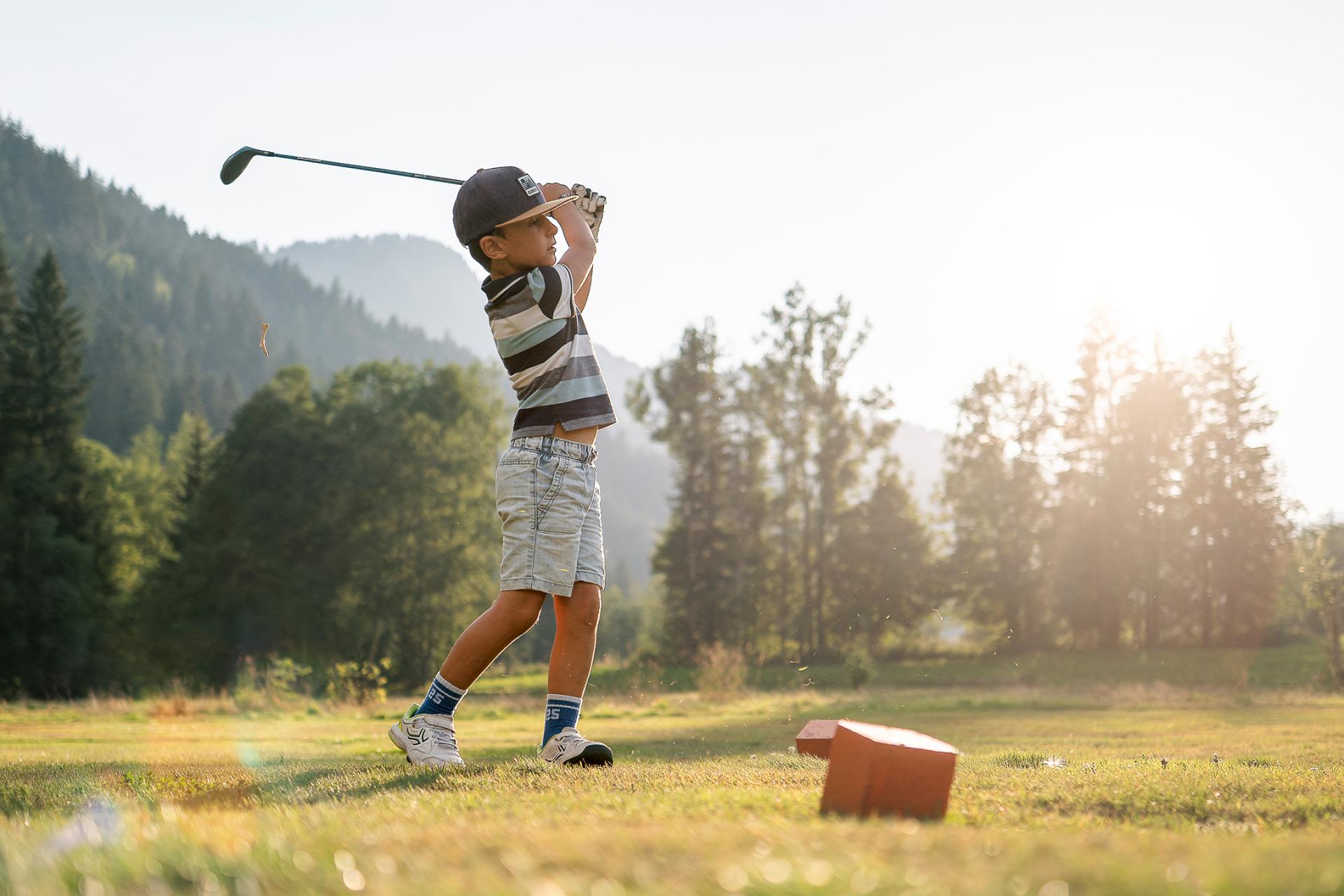 Destination Le Grand-Bornand - Petit garçon qui joue au golf