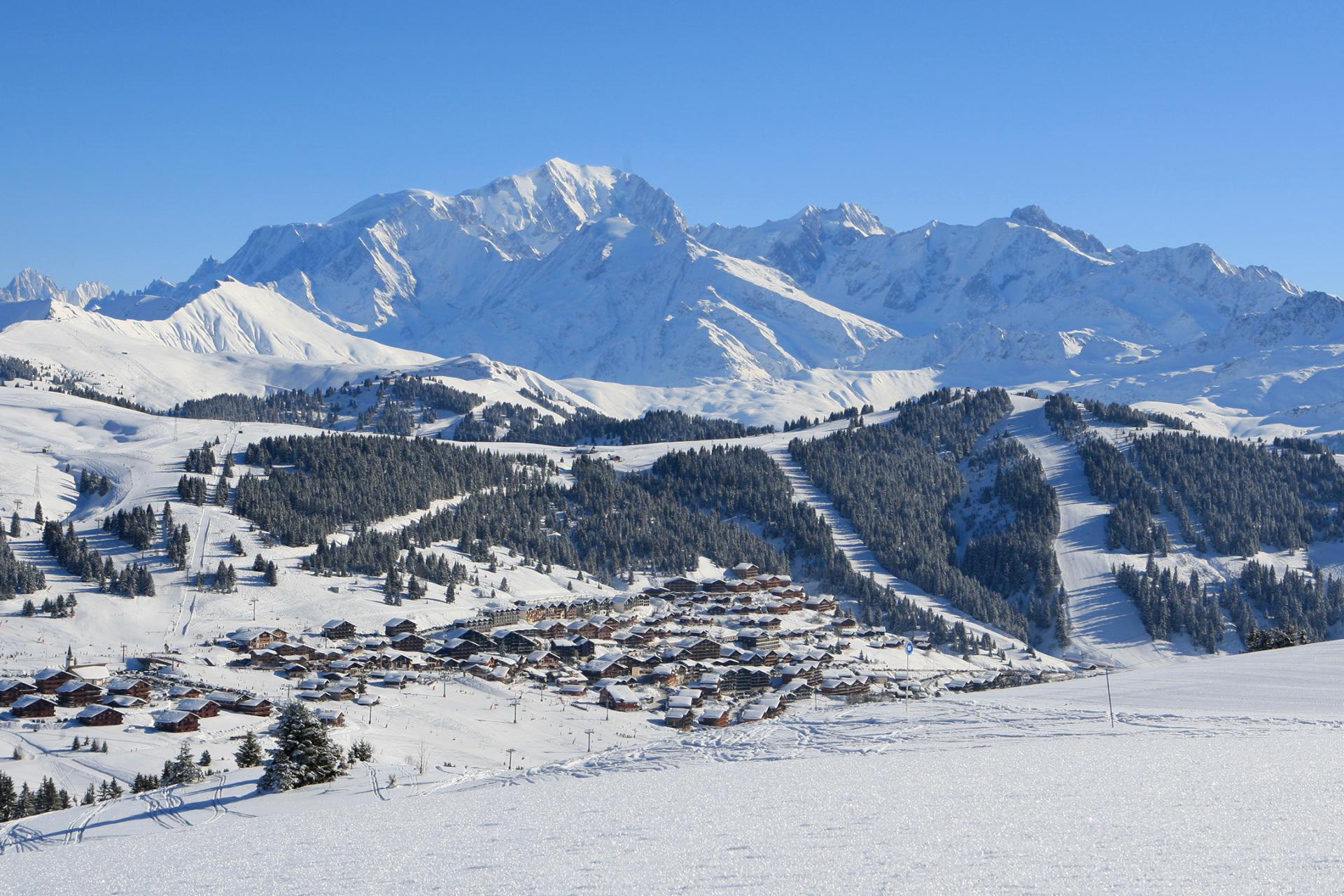 Station des Saisies en hiver, panorama enneigé sur le village, le domaine skiable et les montagnes environnantes