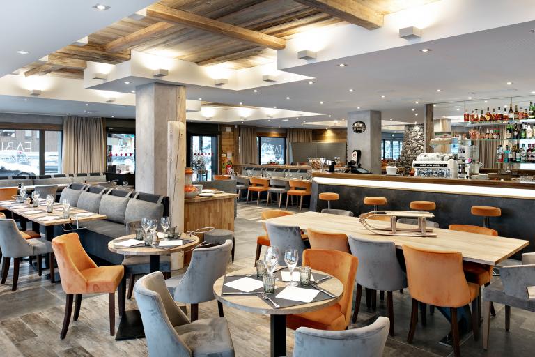 Les tables du restaurant Le Fabio de l'hôtel et résidence Alexane à Samoëns