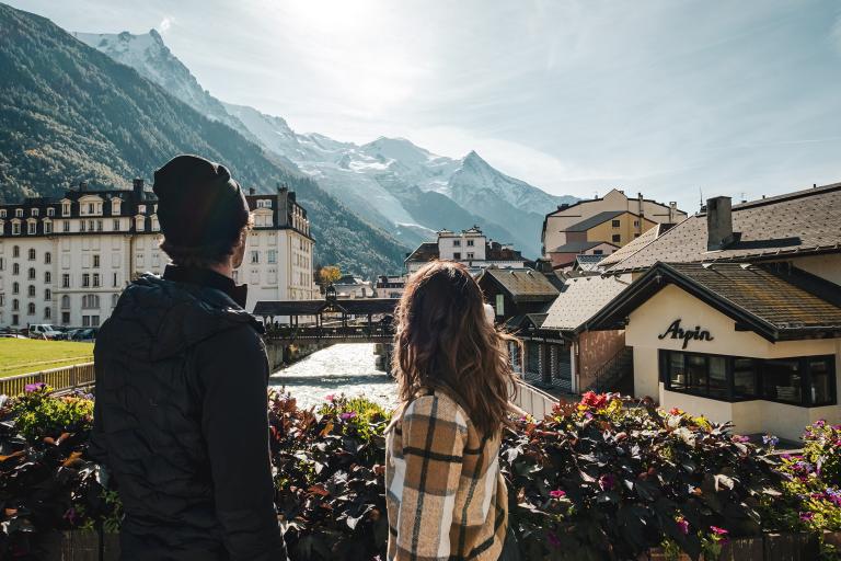 Chamonix - Couple en balade dans la ville