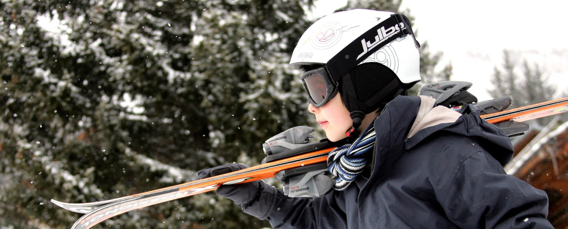 Le Roc des Tours - Le Grand-Bornand - Services - Enfants qui porte des skis