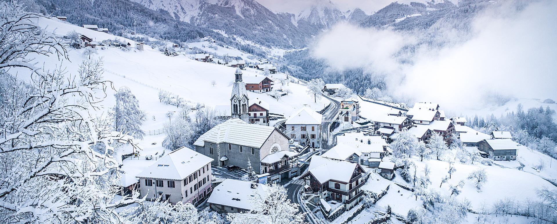 Vue sur le village de Manigod