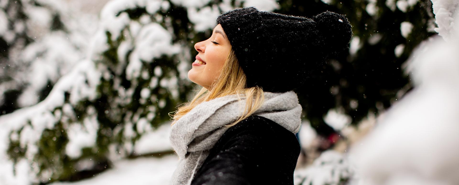 Femme sous la neige - Vacances à la montagne en hiver