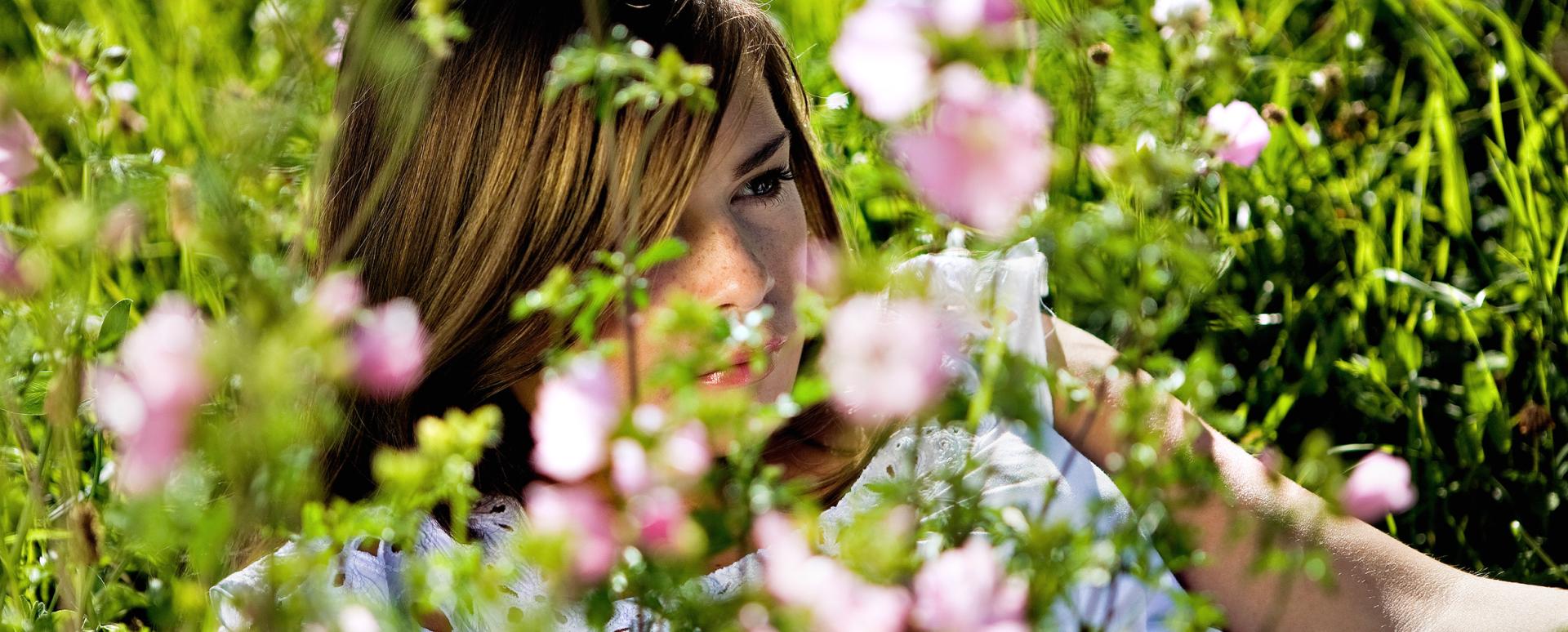 Jeune fille dans un champ de fleurs